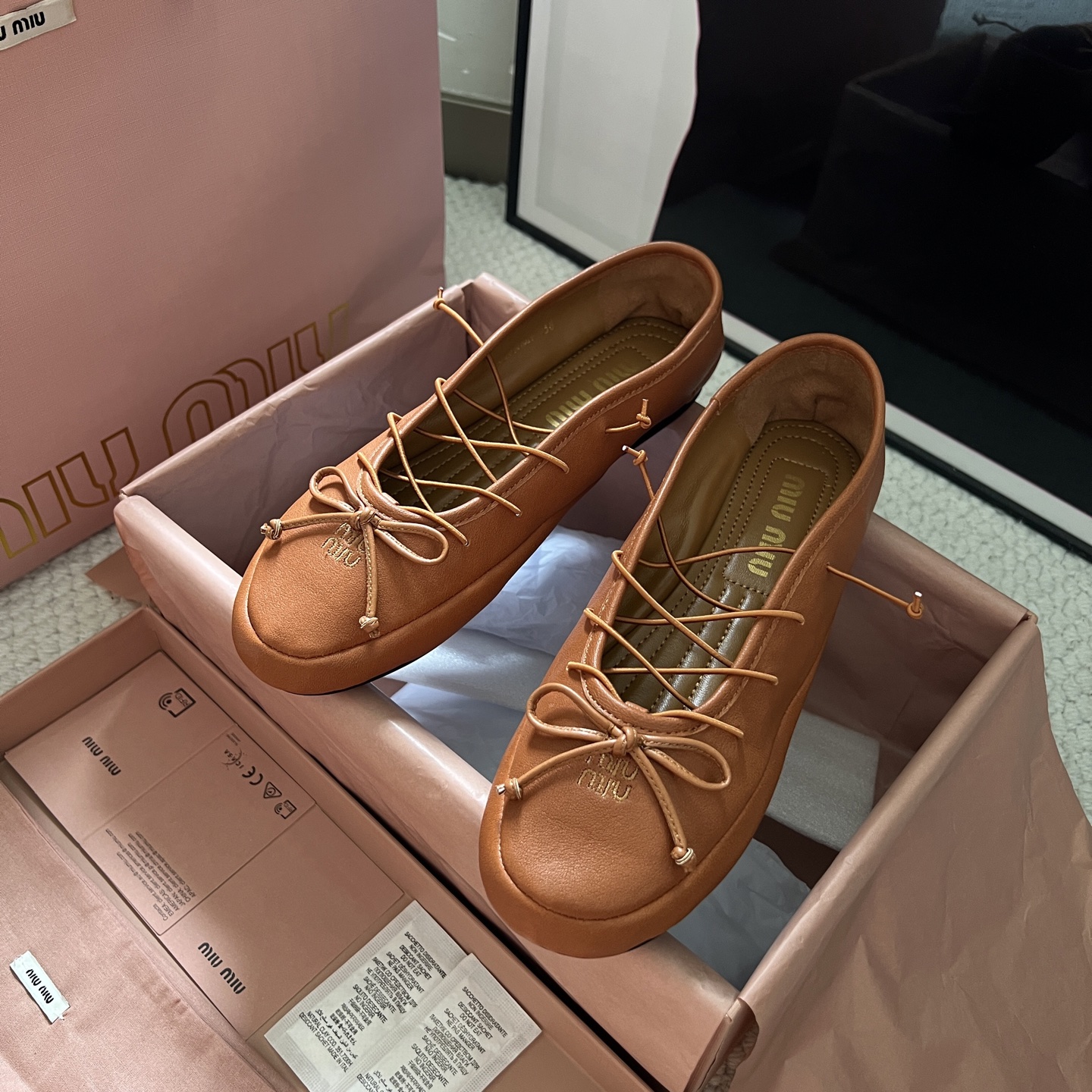 NO:814941,High version of Miu Miu Mary Jane shoes for women with bow decoration and satin ballet. Exclusive high version of Miu Miu's new flat ballet shoes. The original version is a flash sale on the market. Miu is really too girly!  Super soft and glutinous, you can drink it if you like!  Imported sheepskin upper, sheepskin lining, code number 35-39 (4041/non-returnable, non-refundable), original rubber sole, imported sheepskin upper, original rubber outsole, lining sheepskin Size# 35-39 (40.41 custom-made, non-refundable), ballet shoes, miumiu, mary jane, sheepskin19860909高版本 Miu Miu 缪缪玛丽珍单鞋女士蝴蝶结装饰缎面芭蕾舞独家高版 Miu Miu新款平底芭蕾舞鞋开发 原版秒杀市面版本 Miu真的太少女啦！超级软糯 喜欢可以冲了！ 鞋面进口羊皮 内里羊皮 码数35-39（4041/不退不换） 鞋底原版橡胶底 鞋面进口羊皮 鞋底原版橡胶大底 内里羊皮 Size# 35-39（40.41订做不退换）,芭蕾舞鞋,miumiu,mary jane,sheepskin,Women's Shoes