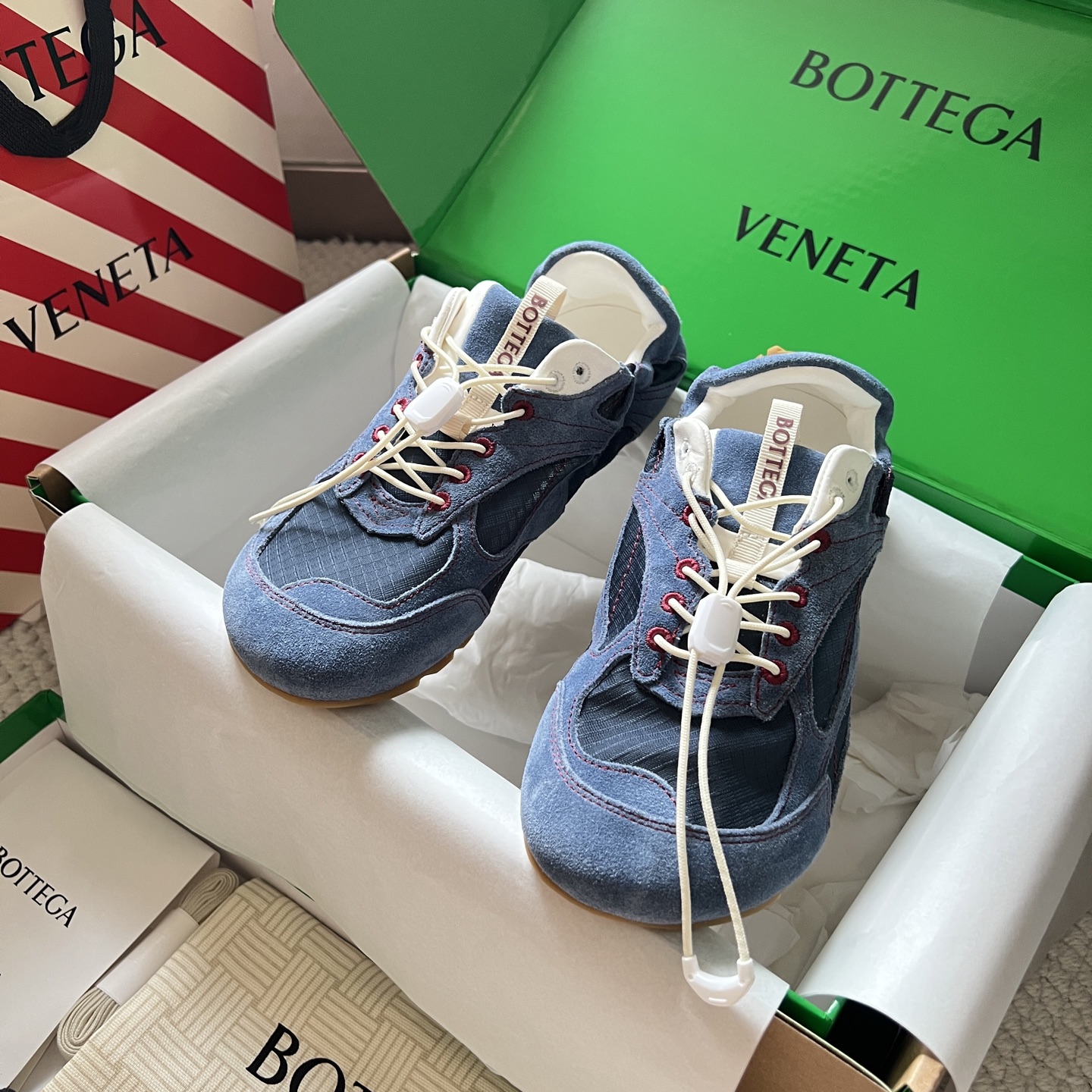 NO:814934,[Bottega Veneta] Top version Bottega Veneta Bottega Veneta BV's latest Orbit Flash series Couple style Retro Mesh Casual sneakers Running dad shoes Original purchase development Production Inspired by the free and casual retro style of the 90s, Bottega Veneta launches a new unisex sneaker Orbit series  While ensuring casual comfort, there is no shortage of fine carvings in the design, and the selected mesh fabric echoes the brand's iconic Intreccio weaving elements to achieve a light foot feel. The exquisite and avant-garde design brings a new interpretation, paying tribute to individual style in the collision of function and silhouette, creating a timeless style. 'Dynamic' is one of Matthieu Blazy's important design concepts. While wearing comfort, it can also elegantly modify the foot lines, and can be freely matched with trousers or skirts, easily controlling a variety of daily styles.  . Fabric Original customized imported cowhide + mesh Outsole original molded non-slip TPU material Lining imported breathable mesh + sheepskin Size female 35-40/male 39-45 (45 customized), casual shoes/sports shoes,bottega veneta,bottega veneta,bottega veneta,sneakers,skirts,cowhide,sheepskin19860909【Bottega Veneta】 顶级版本 Bottega Veneta 葆蝶家BV最新款Orbit Flash系列 情侣款 复古 网面 休闲 运动鞋 跑步 老爹鞋 原版购入开发 做货 Bottega Veneta 以 90年代自由随性的复古风格为灵感,推出全新的中性运动鞋 Orbit 系列 在保证休闲舒适的同时,不乏造型设计的精细雕琢,搭配甄选网纱面料呼应品牌标志性Intreccio 编织元素,以此实现轻盈的脚感.以精致前卫的设计带来全新的演绎,在功能与廓形的碰撞中致敬个性风采、打造永不过时的造型风格.动态”是Matthieu Blazy 的重要设计理念之一.在穿着舒适的同时,还可以优雅修饰足部线条,更能自由搭配裤装或裙装,轻松驾驭多种日常风格  . 面料 原版定制进口牛皮+网面 大底原版开模防滑TPU材质 内里进口透气网里+羊皮 Size女35-40/男39-45（45定制）,休闲鞋/运动鞋,bottega veneta,bottega veneta,bottega veneta,sneakers,skirts,cowhide,sheepskin,Women's Shoes