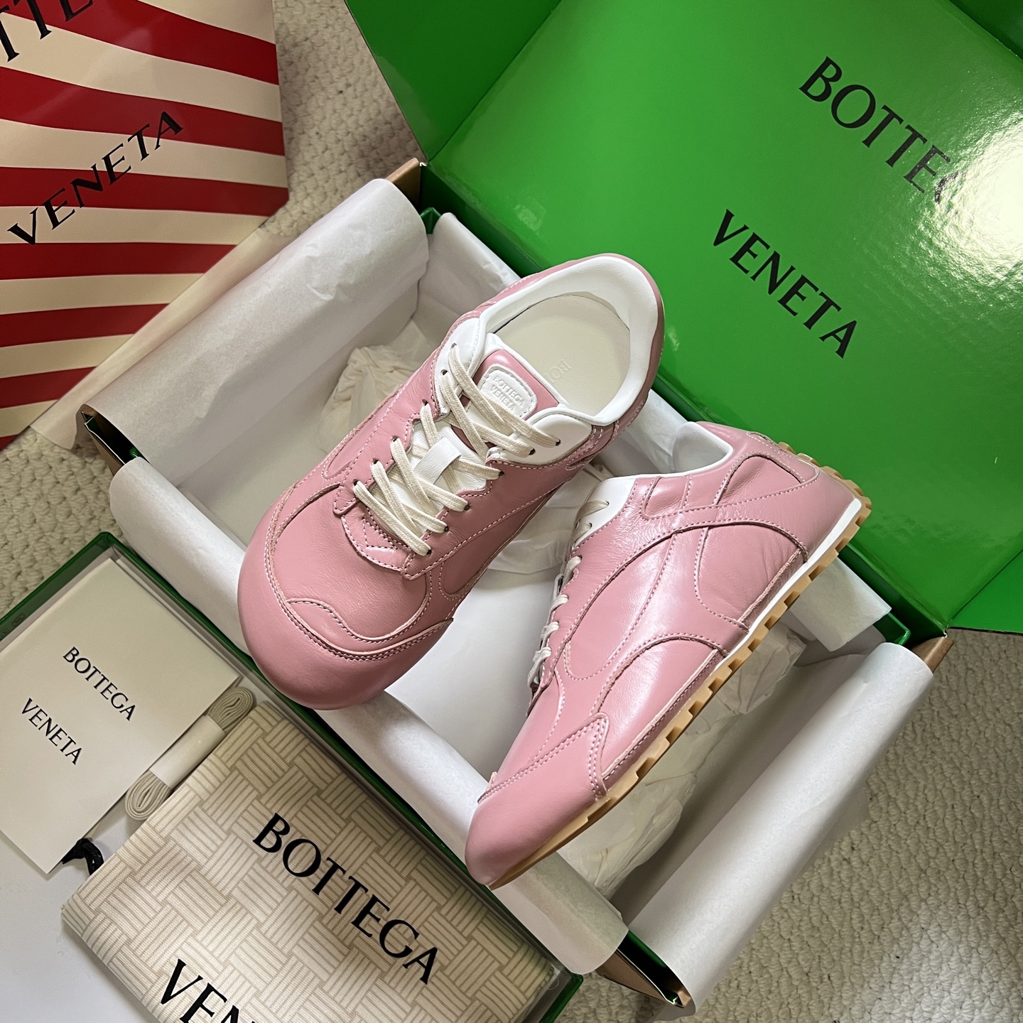 NO:814938,Bottega Venet* ———————————————— Bottega Veneta BV Orbit retro casual sneakers Low-key luxury, minimalist aesthetics – Bottega Veneta Orbit retro casual sneakers redefine classics with the brand’s iconic high-end texture. The shoe body is made of full-oiled cowhide  Smooth lines and a slightly wide silhouette create a lazy yet sophisticated retro atmosphere. BV's iconic woven elements are incorporated into the details, and are discreetly embellished on the tongue or heel, highlighting a restrained sense of luxury. The TPU sole not only provides a comfortable foot feel, but also quietly lengthens the leg line. Whether paired with wide-leg jeans, a lazy knitted skirt, or neat suit pants, it can easily enhance the texture of the overall look.  In terms of color matching, the Orbit series continues BV's consistent neutral aesthetics, classic tones, versatile and eye-catching. Repeated interpretations by fashion icons such as Liu Wen have made this pair of shoes synonymous with 'effortless fashion' - they are unassuming, but have their own aura, perfectly suitable for various scenarios from daily commuting to weekend leisure. . /About material./ FABRIC CONTENT Fabric: Original oiled cowhide Sole: Original molded tpu Size:  Female 35-40 (40 customized, non-refundable) Size: Male 39-45 (45 customized, non-refundable), casual shoes/sports shoes,bottega veneta,bottega veneta,bottega veneta,sneakers,skirts,jeans,business suit,cowhide19860909Bottega Venet*  —————————————— Bottega Veneta 葆蝶家 BV Orbit 复古休闲运动鞋 低调的奢华,极简的美学——Bottega Veneta Orbit 复古休闲运动鞋以品牌标志性的高级质感重新定义经典.鞋身采用全油牛皮 流畅的线条搭配略微宽大的廓形,营造出慵懒而不失精致的复古氛围.细节处融入BV标志性的编织元素,低调点缀于鞋舌或后跟,彰显内敛的高级感.TPU鞋底不仅提供舒适的脚感,更悄悄拉长腿部线条,无论是搭配阔腿牛仔裤、慵懒针织裙,还是利落的西装裤,都能轻松提升整体造型的质感.  配色上,Orbit系列延续了BV一贯的中性美学,经典色调,百搭又耐看.刘雯等时尚icon的多次演绎,让这双鞋成为「不费力时髦」的代名词——它不张扬,却自带气场,完美适配从日常通勤到周末休闲的多种场景.   . /关于材质./ FABRIC CONTENT 面料 : 原版油牛皮 鞋底 : 原版开模tpu Size : 女35-40（40定制不退换） Size : 男39-45（45定制不退换）,休闲鞋/运动鞋,bottega veneta,bottega veneta,bottega veneta,sneakers,skirts,jeans,business suit,cowhide,Women's Shoes