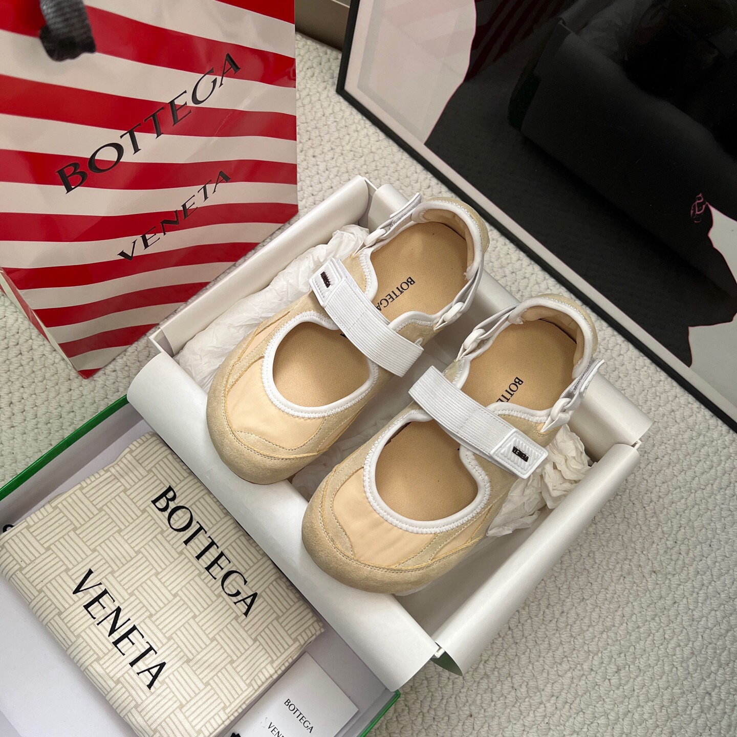 NO:814920,Bottega Venet* ———————————————— Mary Jane BV Orbit Flash sneakers Retro Mesh Casual Original purchased and developed Made by Bottega Veneta Inspired by the free and casual retro style of the 1990s, Bottega Veneta launches a new unisex sneaker Orbit series. While ensuring casual comfort, there is no shortage of fine carvings in the design, and the selected mesh fabric echoes the brand’s iconic Intreccio.  Weaving elements to achieve a light foot feel. Exquisite and avant-garde design brings a new interpretation, paying tribute to individual style in the collision of function and silhouette, creating a timeless style. 'Dynamic' is one of Matthieu Blazy's important design concepts. While being comfortable to wear, it can also elegantly modify the foot lines, and can be freely matched with trousers or skirts to easily control a variety of daily styles. /About material./ FABRIC CONTENT Fabric: Original customized technical metal fabric + mesh Inner:  Imported breathable mesh lining Sole: Original molded non-slip TPU material Sole thickness 3CM Size: Women's 35-42 (40/41/42 customization is not returnable), pink, silver, gold, gun color, Mary Jane, Bottega Veneta, Bottega Veneta, Mary Jane, sneakers, skirts19860909Bottega Venet*  —————————————— 玛丽珍 BV Orbit Flash 运动鞋 复古 网面 休闲 原版购入开发 做货 Bottega Veneta 以 90年代自由随性的复古风格为灵感,推出全新的中性运动鞋 Orbit 系列 在保证休闲舒适的同时,不乏造型设计的精细雕琢,搭配甄选网纱面料呼应品牌标志性Intreccio 编织元素,以此实现轻盈的脚感.以精致前卫的设计带来全新的演绎,在功能与廓形的碰撞中致敬个性风采、打造永不过时的造型风格.动态”是Matthieu Blazy 的重要设计理念之一. 在穿着舒适的同时,还可以优雅修饰足部线条,更能自由搭配裤装或裙装,轻松驾驭多种日常风格  . /关于材质./ FABRIC CONTENT 面料 : 原版定制科技金属面料+网面 内里 : 进口透气网里 鞋底 : 原版开模防滑TPU材质 底厚 3CM Size : 女款35-42（40/41/42定制不退换） 、粉色、银色、金色、枪色,玛丽珍,bottega veneta,bottega veneta,mary jane,sneakers,skirts,Women's Shoes