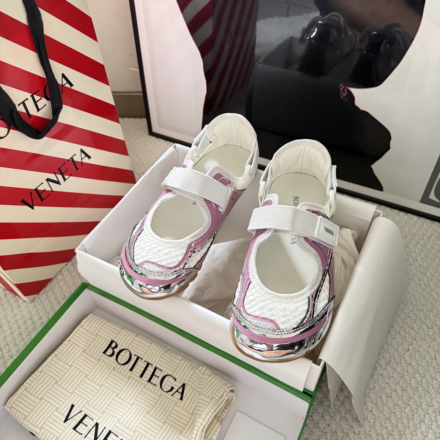 NO:814929,Bottega Venet* ———————————————— Mary Jane BV Orbit Flash sneakers Retro Mesh Casual Original purchased and developed Made by Bottega Veneta Inspired by the free and casual retro style of the 1990s, Bottega Veneta launches a new unisex sneaker Orbit series. While ensuring casual comfort, there is no shortage of fine carvings in the design, and the selected mesh fabric echoes the brand’s iconic Intreccio.  Weaving elements to achieve a light foot feel. Exquisite and avant-garde design brings a new interpretation, paying tribute to individual style in the collision of function and silhouette, creating a timeless style. 'Dynamic' is one of Matthieu Blazy's important design concepts. While being comfortable to wear, it can also elegantly modify the foot lines, and can be freely matched with trousers or skirts to easily control a variety of daily styles. /About material./ FABRIC CONTENT Fabric: Original customized technical metal fabric + mesh Inner:  Imported breathable mesh lining Sole: Original molded non-slip TPU material Sole thickness 3CM Size: Women's 35-42 (40/41/42 customization is not returnable), pink, silver, gold, gun color, Mary Jane, Bottega Veneta, Bottega Veneta, Mary Jane, sneakers, skirts19860909Bottega Venet*  —————————————— 玛丽珍 BV Orbit Flash 运动鞋 复古 网面 休闲 原版购入开发 做货 Bottega Veneta 以 90年代自由随性的复古风格为灵感,推出全新的中性运动鞋 Orbit 系列 在保证休闲舒适的同时,不乏造型设计的精细雕琢,搭配甄选网纱面料呼应品牌标志性Intreccio 编织元素,以此实现轻盈的脚感.以精致前卫的设计带来全新的演绎,在功能与廓形的碰撞中致敬个性风采、打造永不过时的造型风格.动态”是Matthieu Blazy 的重要设计理念之一. 在穿着舒适的同时,还可以优雅修饰足部线条,更能自由搭配裤装或裙装,轻松驾驭多种日常风格  . /关于材质./ FABRIC CONTENT 面料 : 原版定制科技金属面料+网面 内里 : 进口透气网里 鞋底 : 原版开模防滑TPU材质 底厚 3CM Size : 女款35-42（40/41/42定制不退换） 、粉色、银色、金色、枪色,玛丽珍,bottega veneta,bottega veneta,mary jane,sneakers,skirts,Women's Shoes