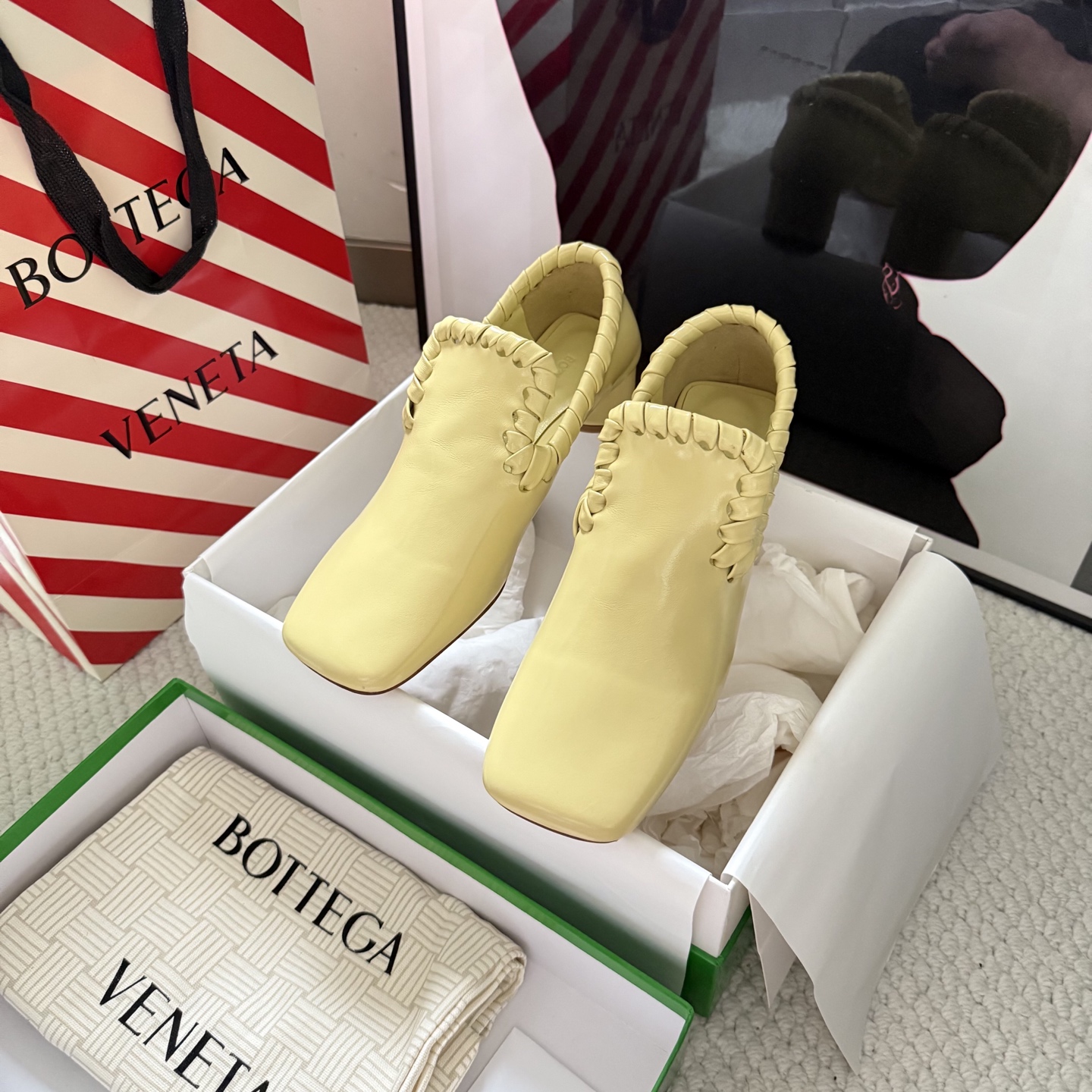 NO:814948,Bottega Venet* ———————————————— Bottega Venet* Women’s Sabato loafers awaken the leather with the temperature of the craftsman’s fingertips – the iconic Intrecciato hand-weaving flows along the upper, and the hand-threaded leather strips are delicately wound. Every texture is a masterpiece of time accumulated in the Italian workshop. The cat-heel design cleverly elongates the leg line, tall and light; step on the genuine leather sole Every step on the body carries a unique rhythm of texture. What understands you best is the casual back-stepping design. With one kick, you can instantly switch from the relaxed mode from the conference room to the art exhibition. When the heel meets the soft leather, softness and strength coexist - this is the effortless luxury that belongs to you. Bottega Venet* is dedicated to every female gentleman who walks with style. /About material./ FABRIC CONTENT Fabric: Original butter leather lining sheepskin Sole: Original imported genuine leather injection molded sole Heel height 3.5cm Size: Women 35-42 (40 41 42 customization is not returnable) High version, loafers, bottega veneta, bottega veneta, loafers, sheepskin19860909Bottega Venet*  —————————————— Bottega Venet*葆蝶家 女士Sabato乐福鞋 以工匠指尖的温度唤醒皮革——标志性 Intrecciato 手工编织 沿鞋面流泻,手工穿皮条 细腻缠绕,每一道纹理都是意大利工坊里时光沉淀的杰作. 猫跟设计巧妙拉长腿部线条,挺拔而轻盈；轻踏在 真皮底 上,每一步都带着质感独有的韵律.最懂你的是那随性的 后踩设计,一脚蹬的洒脱,瞬间切换从会议室到艺术展的松弛模式. 当脚后跟与柔软的皮革相遇,柔软与力量并存——这就是属于你的那份不费力的高級. 葆蝶家 Bottega Venet*献给每位步履生风的女绅士.  . /关于材质./ FABRIC CONTENT 面料 : 原版牛油皮 内里羊皮 鞋底 : 原版进口真皮注塑底 跟高3.5cm Size : 女35-42（40 41 42定制不退换） 高版本,乐福鞋,bottega veneta,bottega veneta,loafers,sheepskin,Women's Shoes