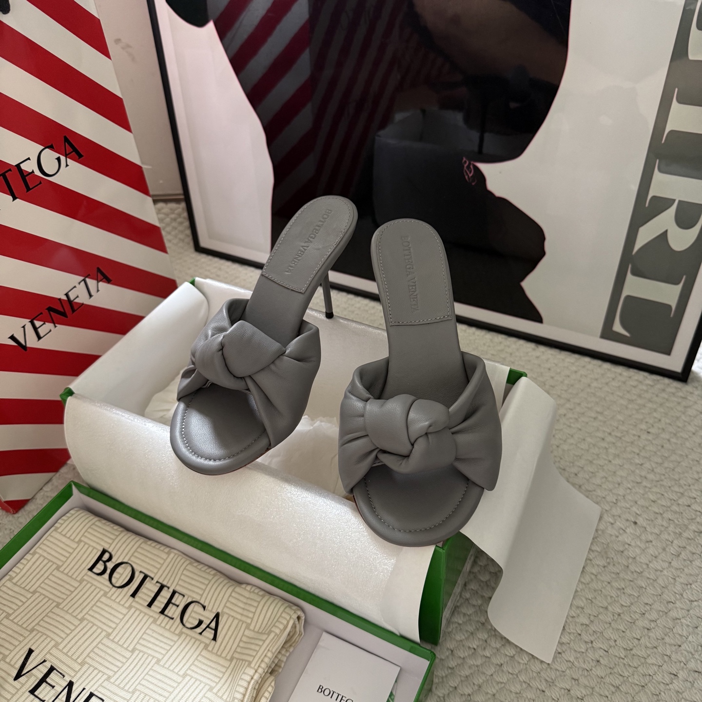 NO:814939,Bottega Venet* —————————————— Bottega Venet* Bottega Venetian Women’s Cherry Series Knotted Mule Slippers. The beautiful fairy slippers are here. The popular knotted Mule slippers are a must-have!  The exquisite imported super-soft sheepskin has a unique texture. Exquisite kink decoration. Simple and elegant. The low heel is not tiring, and the walking is super stable. It is a must-have item for spring and summer. It can be worn with skirts or pants. It has a sense of atmosphere. The lazy and high-end feeling of a wealthy daughter can directly fill the body. Bottega Venet* is dedicated to every female gentleman who walks with style. . /About the material./ FABRIC CONTENT Fabric: Original imported super soft sheepskin, lining sheepskin  Sole: original imported genuine leather injection molded sole, flat heel, 5cm, 9cm Size: women's 35-42 (40 41 42 customized, non-returnable) (higher version), slippers, bottega veneta, bottega veneta, slippers, skirts, sheepskin19860909Bottega Venet*  —————————————— Bottega Venet*葆蝶家 女士Cherry系列打结穆勒拖鞋 绝美神仙拖鞋来啦 爆款打结穆勒拖必入！ 细腻进口超软绵羊皮质感一绝 精致扭结装饰 简约又显贵 低跟不累脚,走路超稳 春夏刚需单品 随便搭裙子、裤子都超有氛围感 富家千金慵懒高级感直接拉满 葆蝶家 Bottega Venet*献给每位步履生风的女绅士.  . /关于材质./ FABRIC CONTENT 面料 : 原版进口超软绵羊皮 内里绵羊皮 鞋底 : 原版进口真皮注塑底 跟高平底、5cm、9cm Size : 女35-42（40 41 42定制不退换）（高版本）,拖鞋,bottega veneta,bottega veneta,slippers,skirts,sheepskin,Women's Shoes