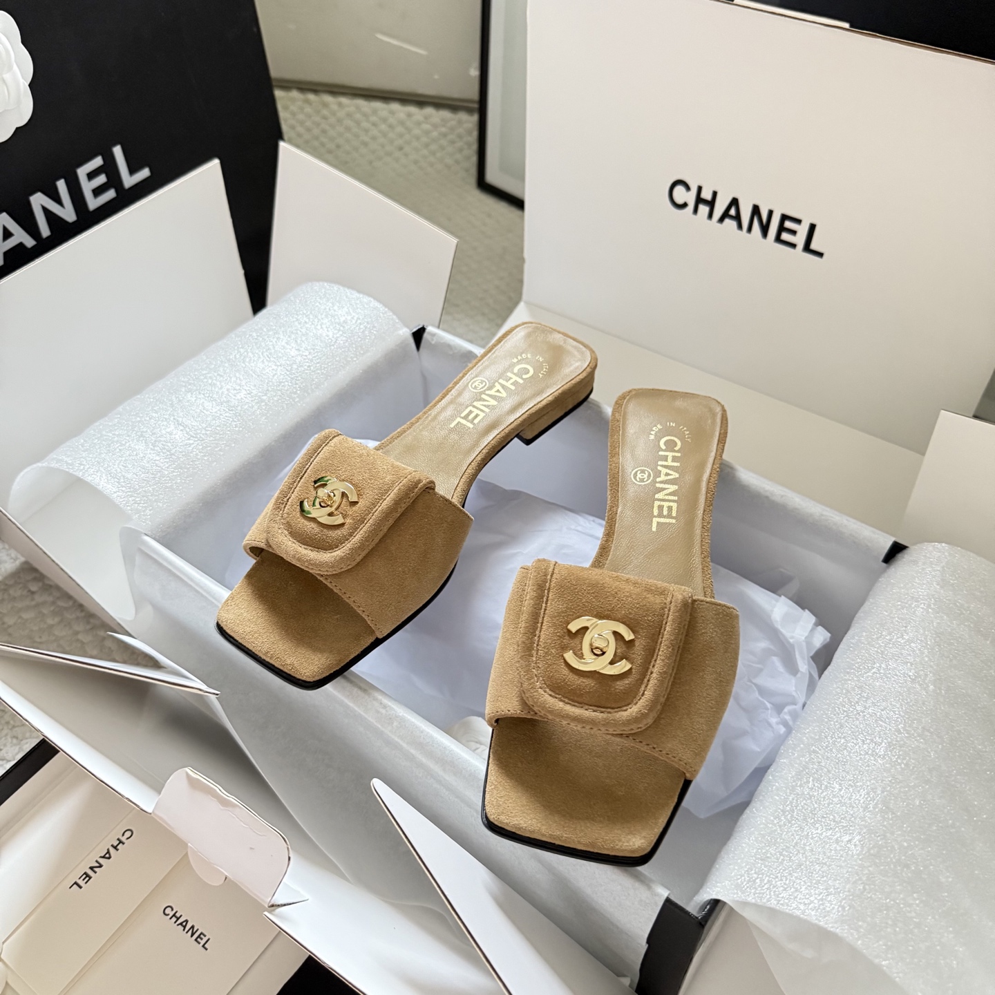 NO:814945,CHANE* —————————————— Purchasing agent level 26Fw spring and summer new style Chanel one-word school bag buckle slippers Classic double C metal label, full of sophistication Imported lambskin + flat soft bottom, easy to wear and high-end Versatile black/off-white, beautiful in kind, the same quality as in the counter Looks good with any outfit in spring and summer /About material./ FABRIC CONTENT Fabric: Made of customized sheepskin Sole: Original genuine leather outsole  Lining sheepskin Size: 35-40 (40 non-refundable) (high version), slippers, chanel, slippers, sheepskin, Leather soles19860909CHANE*  —————————————— 代购级别 26Fw春夏新款 Chanel 一字书包扣拖鞋 经典双C金属标,精致感拉满 进口小羊皮+平底软底,好穿又高级 百搭黑/米白,实物巨美,专柜同款品质 春夏随便搭都好看 /关于材质./ FABRIC CONTENT 面料 : 采用定制羊皮 鞋底 : 原版真皮大底 内里羊皮 Size : 35-40（40不退换）（高版）,拖鞋,chanel,slippers,sheepskin,Leather soles,Women's Shoes