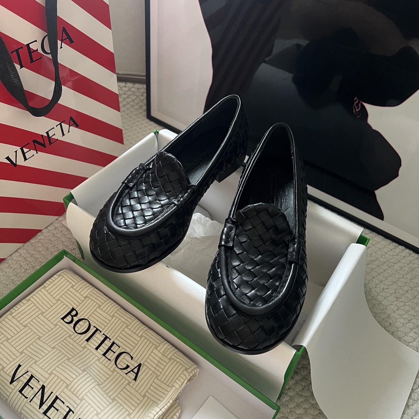 NO:814930,Bottega Venet* —————————————— Bottega Venet* Italian brown Silenzio woven loafers for men and women Weave time with ingenuity and define luxury with simplicity. Iconic Intrecciato hand-woven craftsmanship, select soft waxy cow leather, Italian brown Espresso is warm and atmospheric. Silenzio is a silent style and a restrained edge.  There is no exposed logo, and only the delicate woven texture conveys the brand philosophy of 'no logo is better than logo'. The slip-on loafers have smooth lines and are the same for men and women, so they can feel comfortable without boundaries; the leather lining and outsole are forged in Italy, comfort and style coexist. It is suitable for suits, jeans, skirts and dresses. It transcends occasions and has unbounded style. It is a timeless classic worth investing in the wardrobe. Bottega  Venet* is dedicated to every female gentleman who walks with style. . /About material./ FABRIC CONTENT Fabric: Hand-woven cowhide, sheepskin lining Sole: Original imported genuine leather outsole Size: Women 35-42 (40 41 42 customization is not returnable) Size Men 39-45 (45 customization is not returnable) Men (high version of genuine leather), loafers, bottega veneta, bottega  veneta,loafers,skirts,jeans,business suit,cowhide,sheepskin,Leather soles19860909Bottega Venet*  —————————————— Bottega Venet*葆蝶家 意式棕男女 Silenzio 编织乐福鞋 以匠心编织时光,用简约定义奢华. 标志性Intrecciato手工编织工艺,甄选软糯牛皮革,意式棕Espresso温润大气. Silenzio,是无声的格调,是内敛的锋芒. 无外露标识,仅以细腻编织肌理,传递“无Logo胜有Logo”的品牌哲学. 一脚蹬乐福鞋型,线条流畅,男女同款,自在无界； 皮革内里与外底,意大利精工锻造,舒适与格调共生. 适配西装、牛仔裤、半裙与连衣裙, 跨越场合,无界风格, 是衣橱里值得投资的永恒经典. 葆蝶家 Bottega Venet*献给每位步履生风的女绅士.  . /关于材质./ FABRIC CONTENT 面料 : 手工编织牛皮 内里羊皮 鞋底 : 原版进口真皮大底 Size : 女35-42（40 41 42定制不退换） Size 男39-45（45定制不退换） 男（真皮高版本）,乐福鞋,bottega veneta,bottega veneta,loafers,skirts,jeans,business suit,cowhide,sheepskin,Leather soles,Women's Shoes