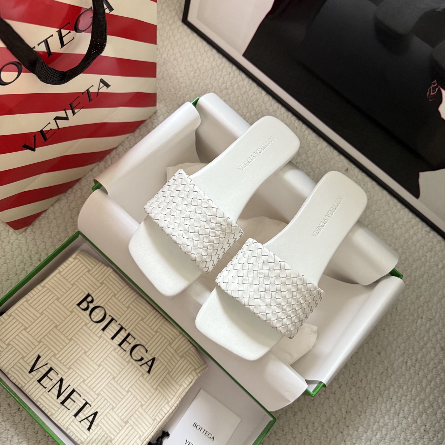 Mules Bottega Veneta en cuir de veau tressé, bout carré, semelle plate