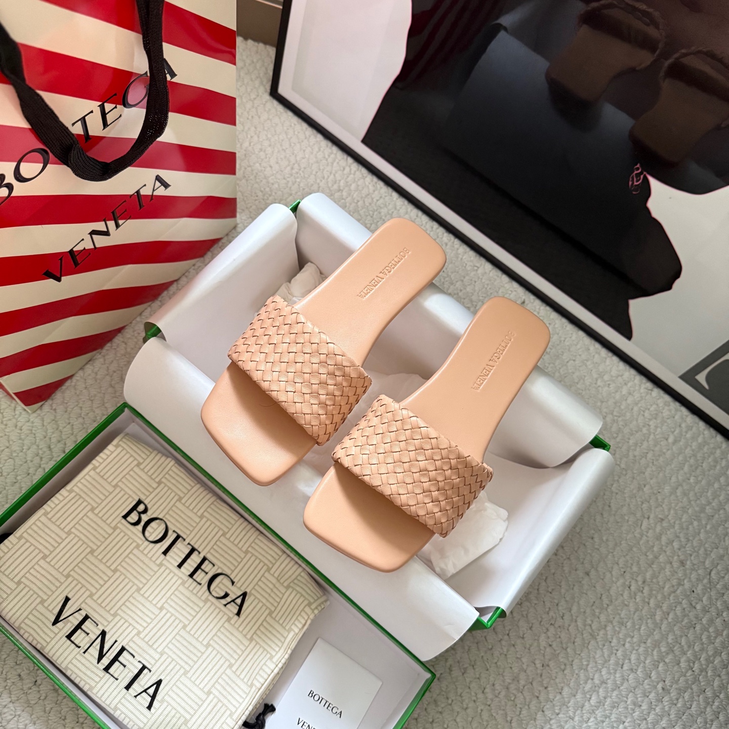 Mules femme Bottega Veneta en cuir de veau tressé, bout carré, semelle plate