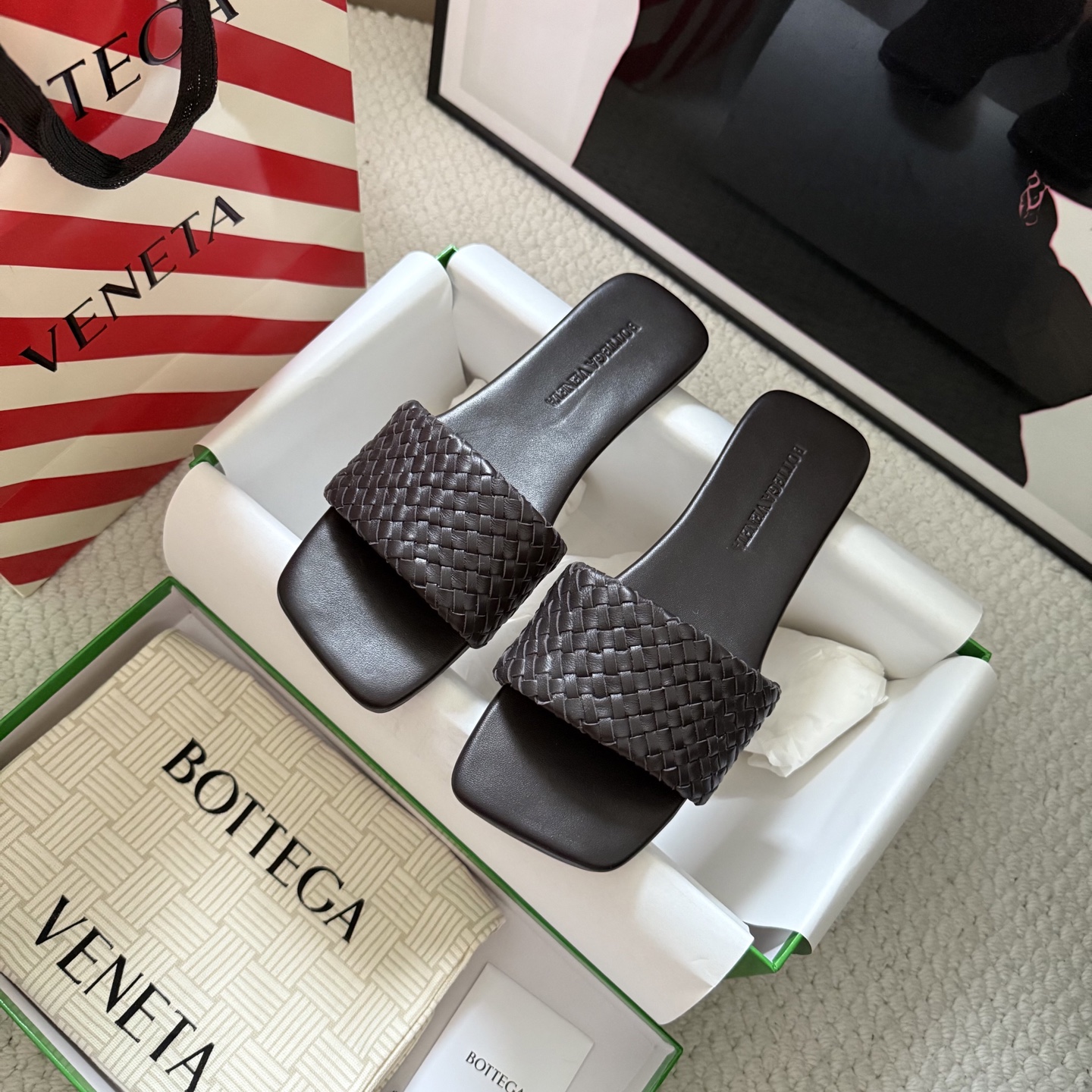 Mules femme Bottega Veneta en cuir de veau tressé, bout carré, semelle plate