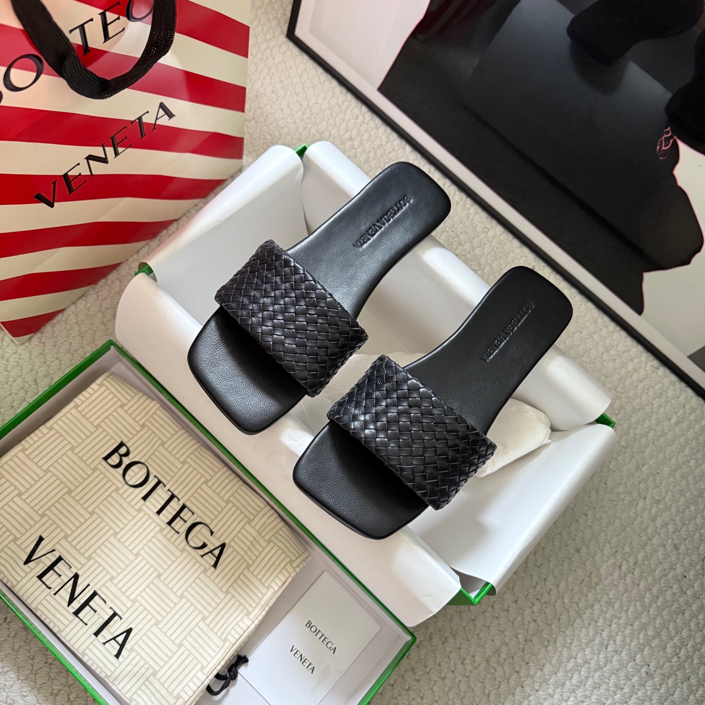 Mules femme Bottega Veneta en cuir de veau tressé, bout carré, semelle plate