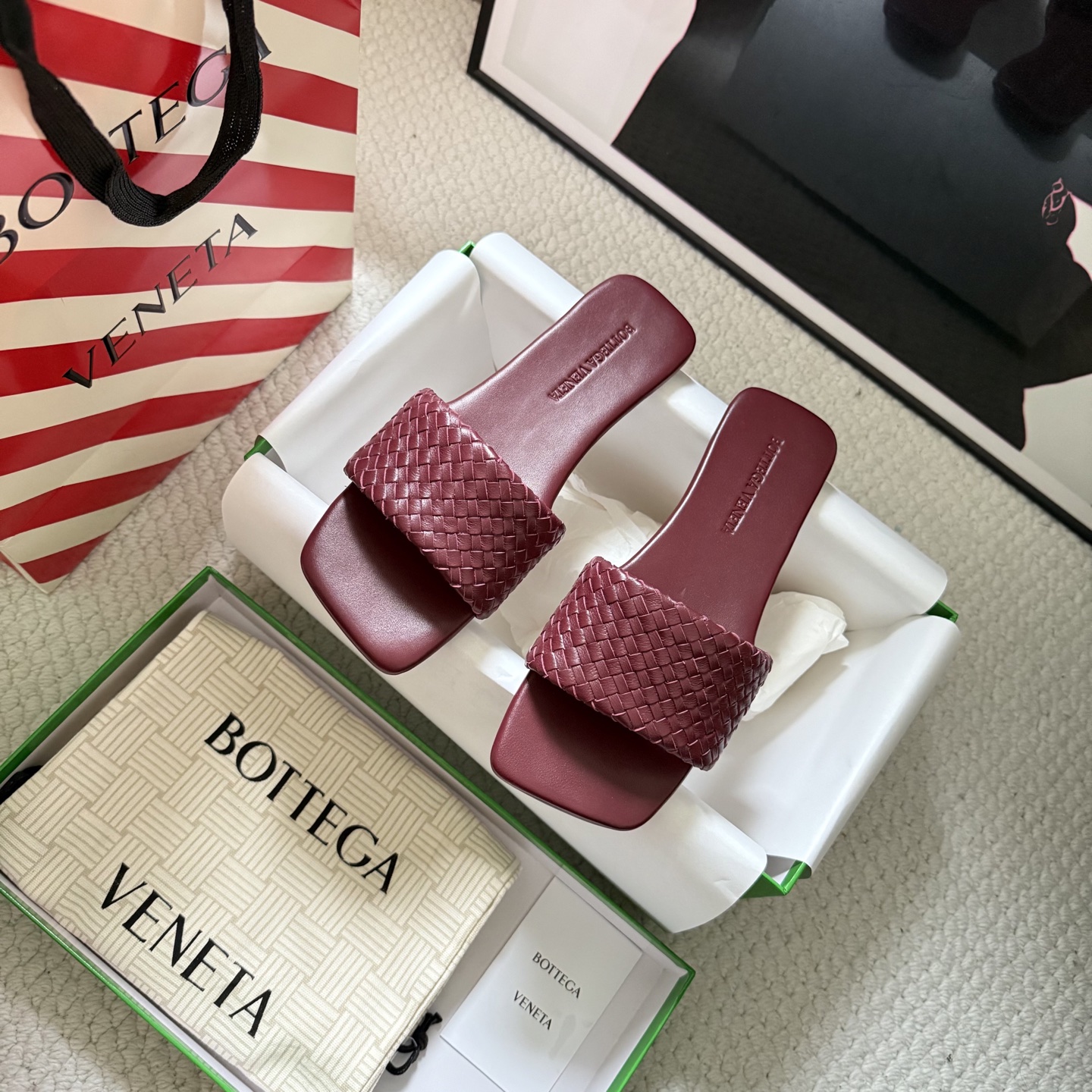 NO:814925,Bottega Venet* —————————————— BV Parco Women’s Mule Slippers Series The high-end sense that you can catch at a glance, with its own low-key nobility buff, who knows!  Bottega Veneta uses the same Intrecciato weaving process. As soon as you use it, you will know how wonderful the texture is. The delicate leather is interlaced and woven, and the texture is full. It is not a delicate feeling that cheap plastic can imitate. It feels soft and soft, and the upper foot is so soft that it feels like stepping on clouds.  It has a neat square-toe silhouette, no fussy legs, dark brown matte color, and comes with a retro filter. The 'relaxed nobility' is directly welded onto the upper toes. You can still see good taste without a logo!  BV is simply a magical tool for matching clothes. Wearing it makes you look fashionable and western-style. It is a highlight in the matching. What you have been longing for has finally arrived. It is versatile and suitable for any occasion. It is a must-have pair for everyone!   . /About the material./ FABRIC CONTENT fabric hand-woven cowhide, inner foot pad cowhide, outsole original Italian leather outsole, heel height: flat, brand new consistent green complete package SIZE 35-42 (40, 41, 42 are not returnable), slippers, bottega veneta, bottega veneta, bottega veneta, slippers, cowhide, Leather soles19860909Bottega Venet*  —————————————— BV Parco 女士穆勒拖鞋 系列 一眼沦陷的高级感,自带低调贵气buff 谁懂啊！葆蝶家同款的Intrecciato编织工艺,一上手就知道质感有多绝. 细腻的皮革交错编织,肌理感拉满,不是廉价塑料能仿出来的精致感,摸起来软乎乎的,上脚更是软到像踩在云朵上. 利落的方头版型,不挑脚型不挤肉,深棕哑光的色调,自带复古滤镜,上脚直接把“松弛贵气”焊在身上,不用Logo也能看出好品味！ BV当道简直是搭配衣服的神器 穿上让你集时髦洋气于一身 是搭配中的一个亮点 你们的心心念念终于来了 百搭适用任何场合、人手必备一双！  .  /关于材质./ FABRIC CONTENT 面料手工编织牛皮 内里垫脚牛皮 大底原版意大利真皮大底 跟高:平底 全新一致绿色全套包装 SIZE 35-42（40、41、42不退换）,拖鞋,bottega veneta,bottega veneta,bottega veneta,slippers,cowhide,Leather soles,Women's Shoes