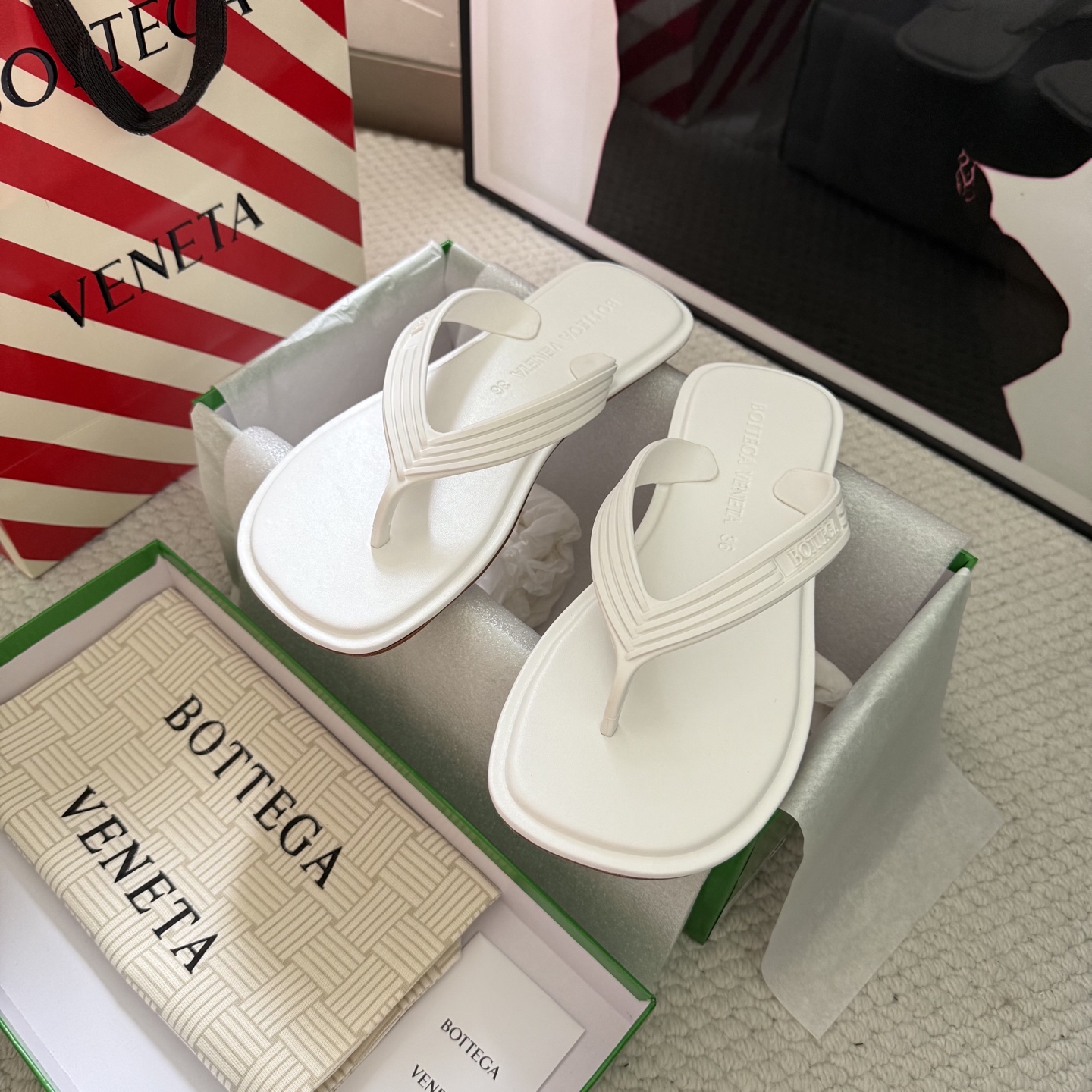 Tongs Bottega Veneta en agneau, bout carré, semelle plate