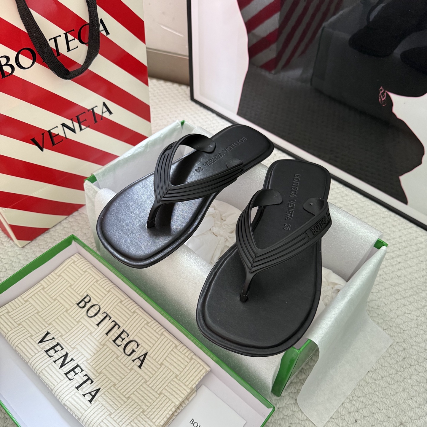 Tongs Bottega Veneta en agneau, semelle en cuir véritable, bout carré, semelle plate