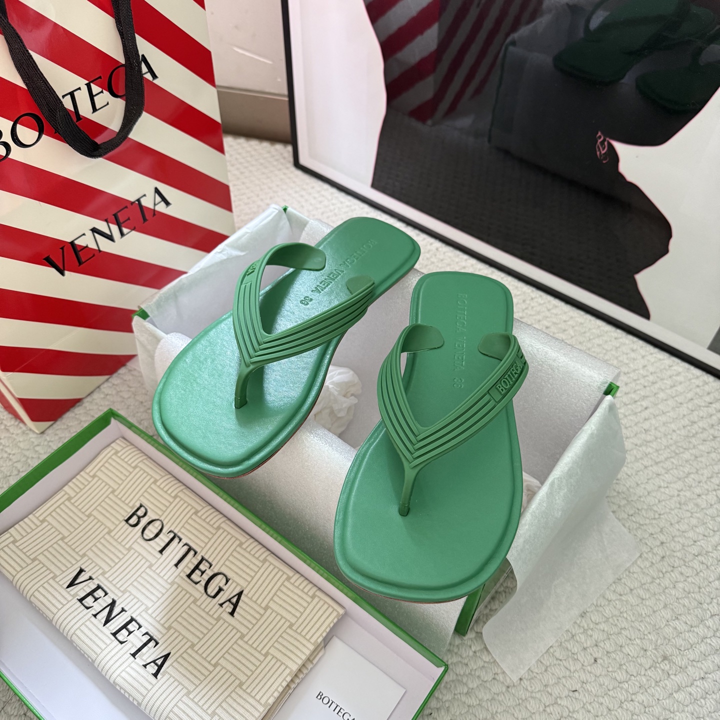 Tong Bottega Veneta cuir de mouton semelle plate vert