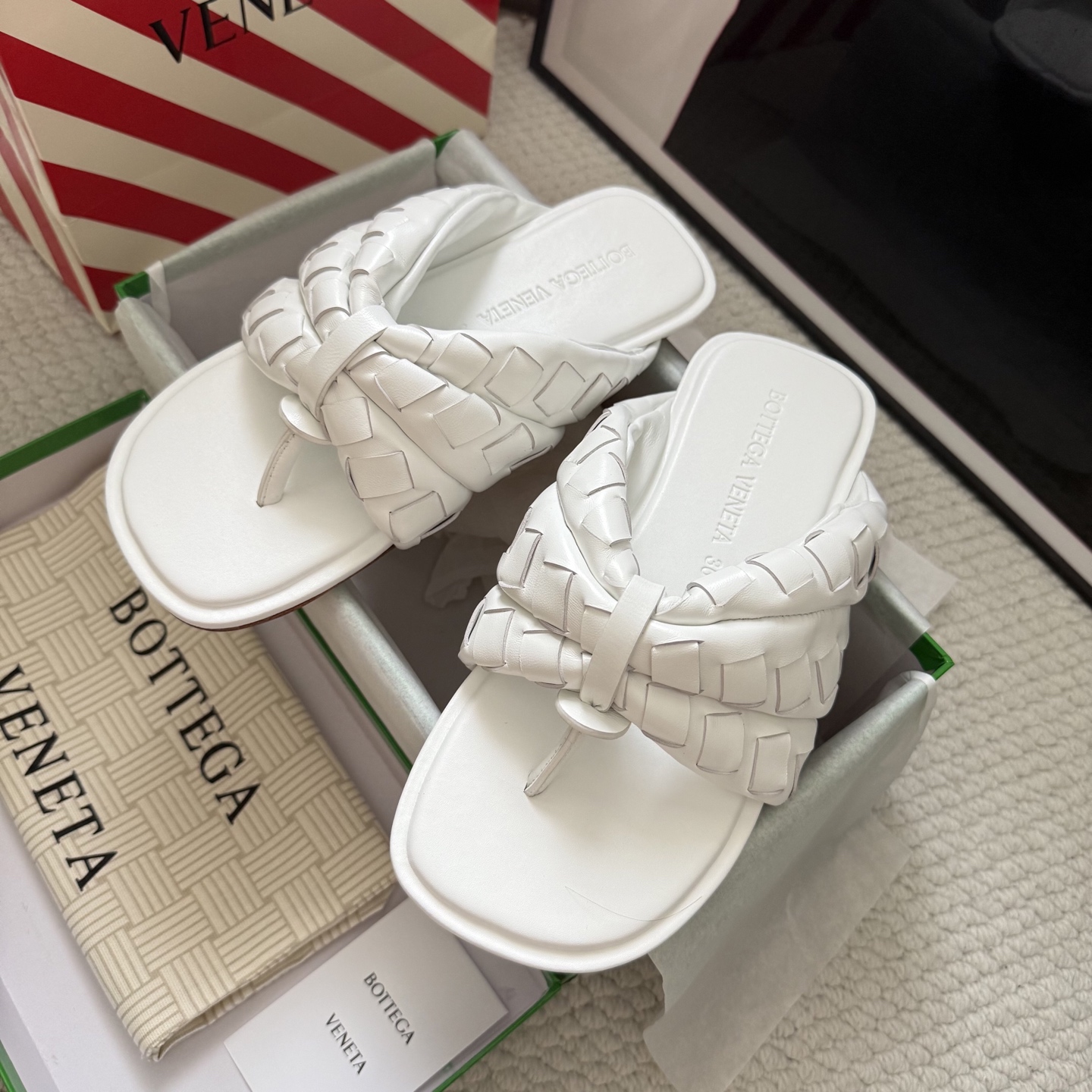Bottega Veneta Tongs tressées en agneau, semelle plate