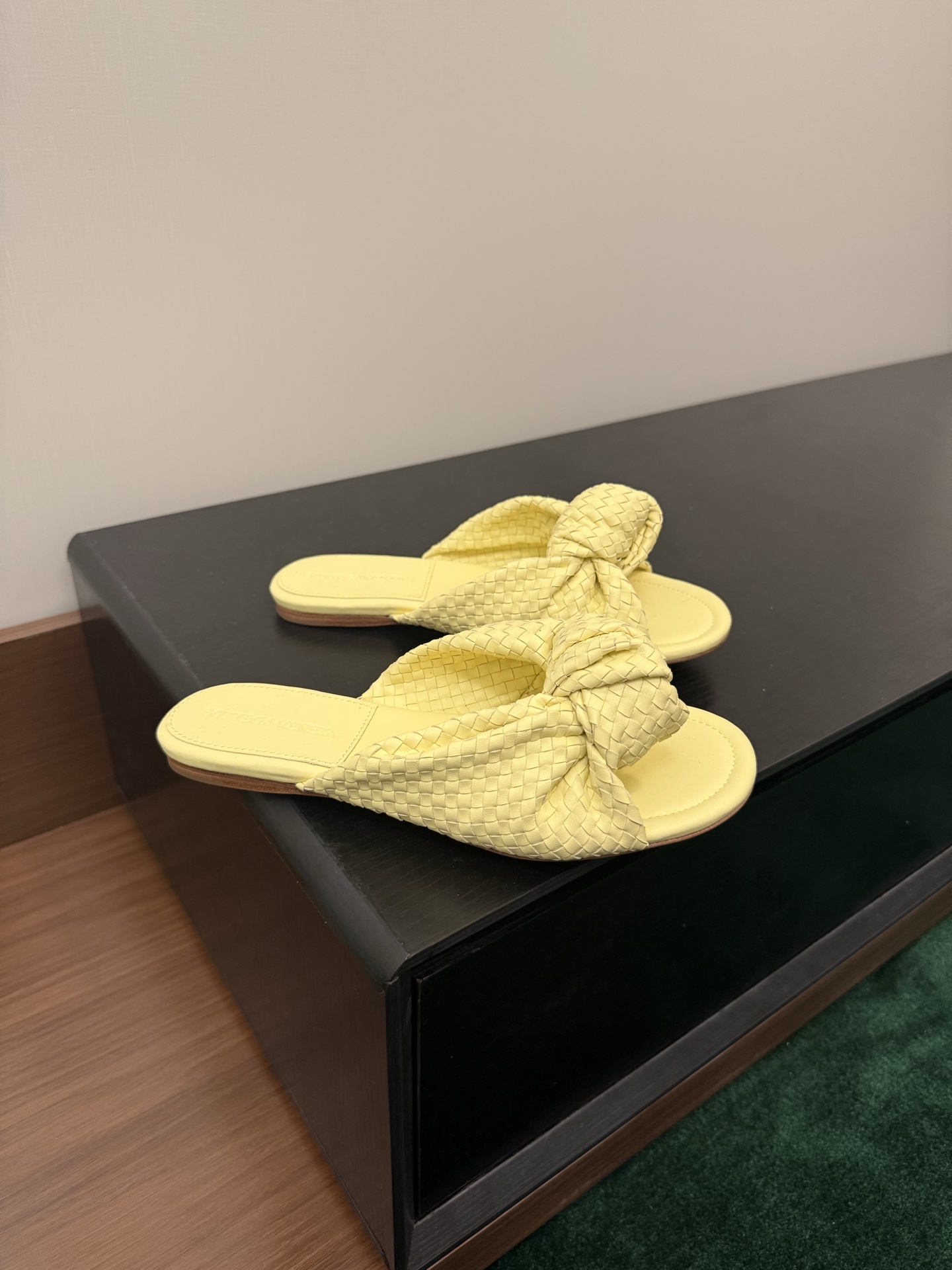 Mules Bottega Veneta en cuir de veau tressé avec nœud