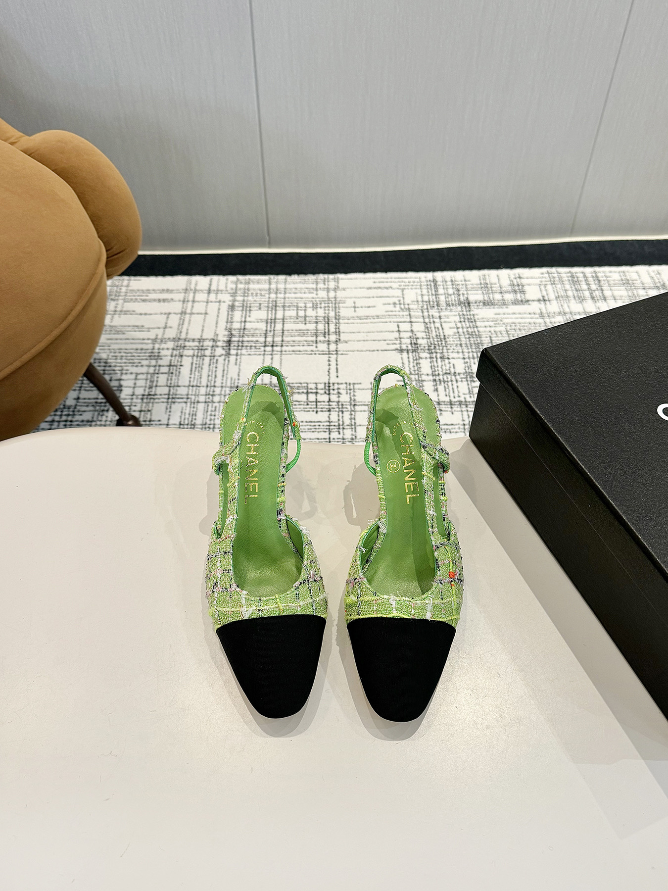 NO:543476,chan*l Classic slingback Xiaoxiang. (Ballet flat shoes, flat sandals, 6.5 heels, 9.0 heels) Just like what coco Chanel said, the popularity is fleeting, but the style lasts forever!  This pair of empty shoes is the classic among Xiangjia classics!  The two-color combination is simple and exquisite. The universal evergreen style in the counter is always out of date!  Imported mixed-bred sheep skin material Imported mixed-bred sheep inner lining, Italian imported cowhide soles!  Top quality, Size35-40 (34 41 42 43 customized), sandals and shoes, chanel, chanel, chanel, sandals, cowhide, sheepskin19860909chan*l 经典slingback小香.(芭蕾舞平底单鞋,平底凉鞋,6.5跟,9.0跟) 就像coco香奈儿女士说的流行稍纵即逝,但风格永存！这双后空鞋就是香家经典中的经典！双色搭配,简约精致,专柜里的万能长青款,永远不过时单品！ 进口混种羊羊皮材质 进口混种羊内里,意大利进口牛皮鞋底！ 顶级品质,Size35-40（34 41 42 43定做）,凉鞋单鞋,chanel,chanel,chanel,sandals,cowhide,sheepskin,Women's Shoes