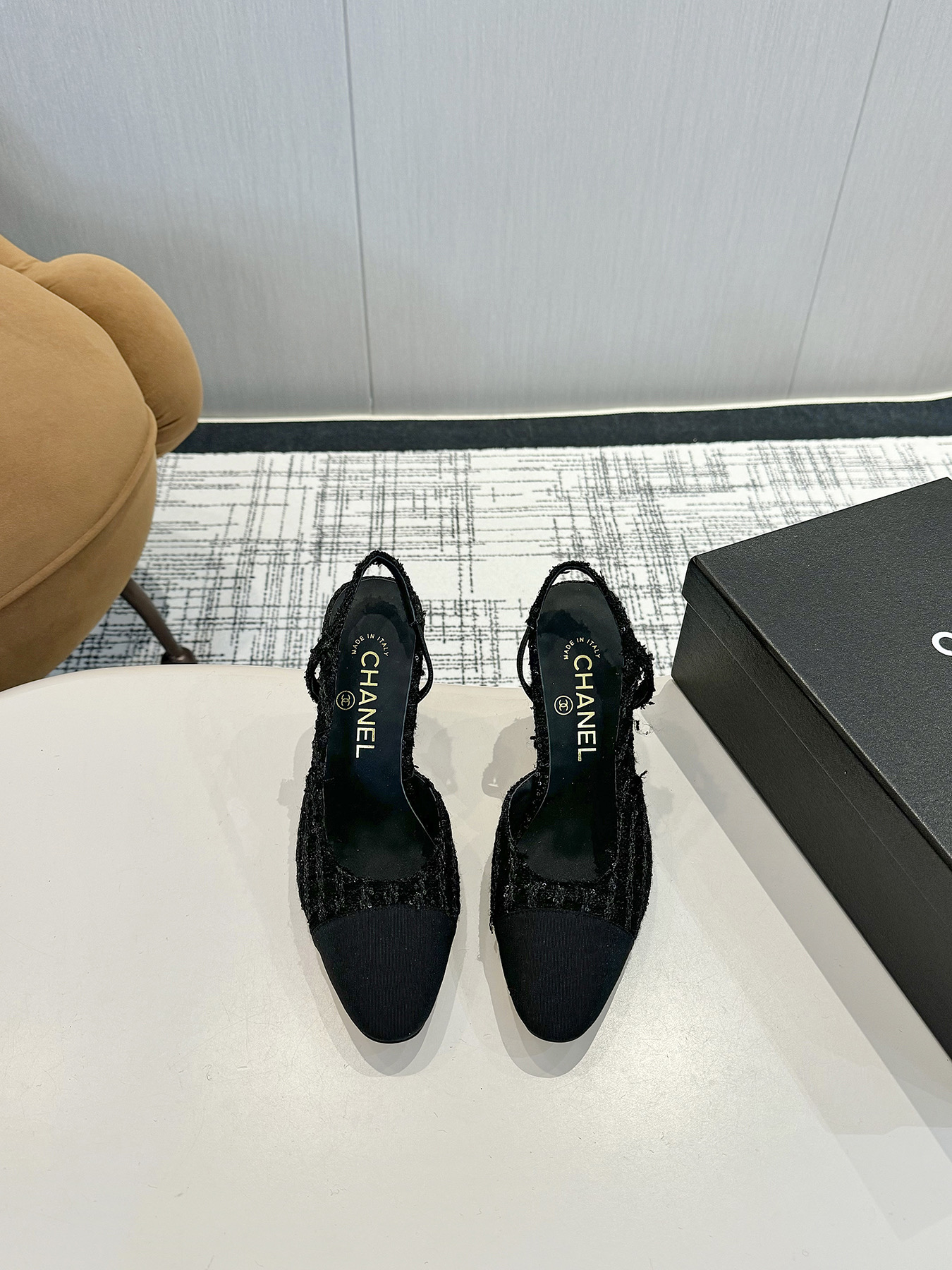 NO:543466,Chan*l classic slingback Xiaoxiang. (Ballet flat shoes, flat sandals, 6.5 heels, 9.0 heels) Just like what coco Chanel said, the popularity is fleeting, but the style lasts forever!  This pair of empty shoes is the classic among Xiangjia classics!  The two-color combination is simple and exquisite. The universal evergreen style in the counter is always out of date!  Imported mixed-bred sheep skin material Imported mixed-bred sheep inner lining, Italian imported cowhide soles!  Top quality, Size35-40 (34 41 42 43 customized), sandals, chanel, chanel, chanel, sandals, cowhide, sheepskin19860909chan*l经典slingback小香.(芭蕾舞平底单鞋,平底凉鞋,6.5跟,9.0跟) 就像coco香奈儿女士说的流行稍纵即逝,但风格永存！这双后空鞋就是香家经典中的经典！双色搭配,简约精致,专柜里的万能长青款,永远不过时单品！ 进口混种羊羊皮材质 进口混种羊内里,意大利进口牛皮鞋底！ 顶级品质,Size35-40（34 41 42 43定做）,凉鞋,chanel,chanel,chanel,sandals,cowhide,sheepskin,Women's Shoes