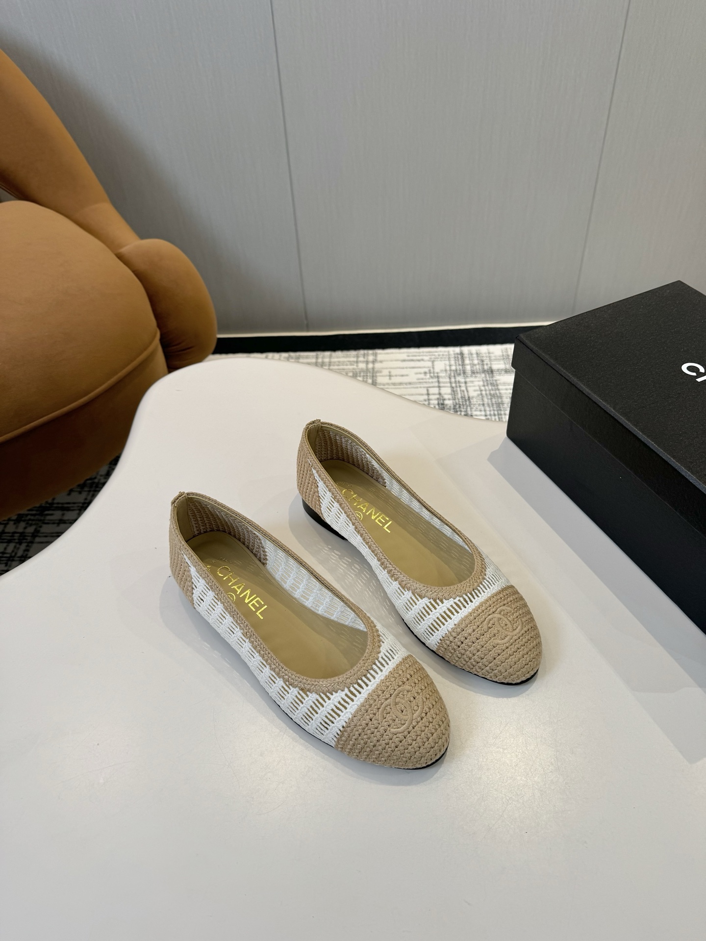 NO:247778,Chan*l classic and latest, woven hot slingback small fragrant sandals!  Single shoes!  Just like what Ms. Coco Chanel said is that the popularity is fleeting, but the style lasts forever!  This pair of empty shoes is the classic among Xiangjia classics!  The two-color combination is simple and exquisite. The universal evergreen style in the counter is always out of date!  The counter is original leather material, imported sheepskin lining, and imported cowhide leather soles from Italy!  Top quality, Size35-40 (34 40 41 42 43 customized), ballet shoes, chanel, chanel, chanel, sandals, cowhide, sheepskin19860909chan*l经典最新,编织爆款slingback小香凉鞋！单鞋！ 就像coco香奈儿女士说的流行稍纵即逝,但风格永存！这双后空鞋就是香家经典中的经典！双色搭配,简约精致,专柜里的万能长青款,永远不过时单品！ 专柜原版皮料,进口羊皮内里,意大利进口牛皮革鞋底！ 顶级品质,Size35-40（34 40 41 42 43定做）,芭蕾舞鞋,chanel,chanel,chanel,sandals,cowhide,sheepskin,Women's Shoes