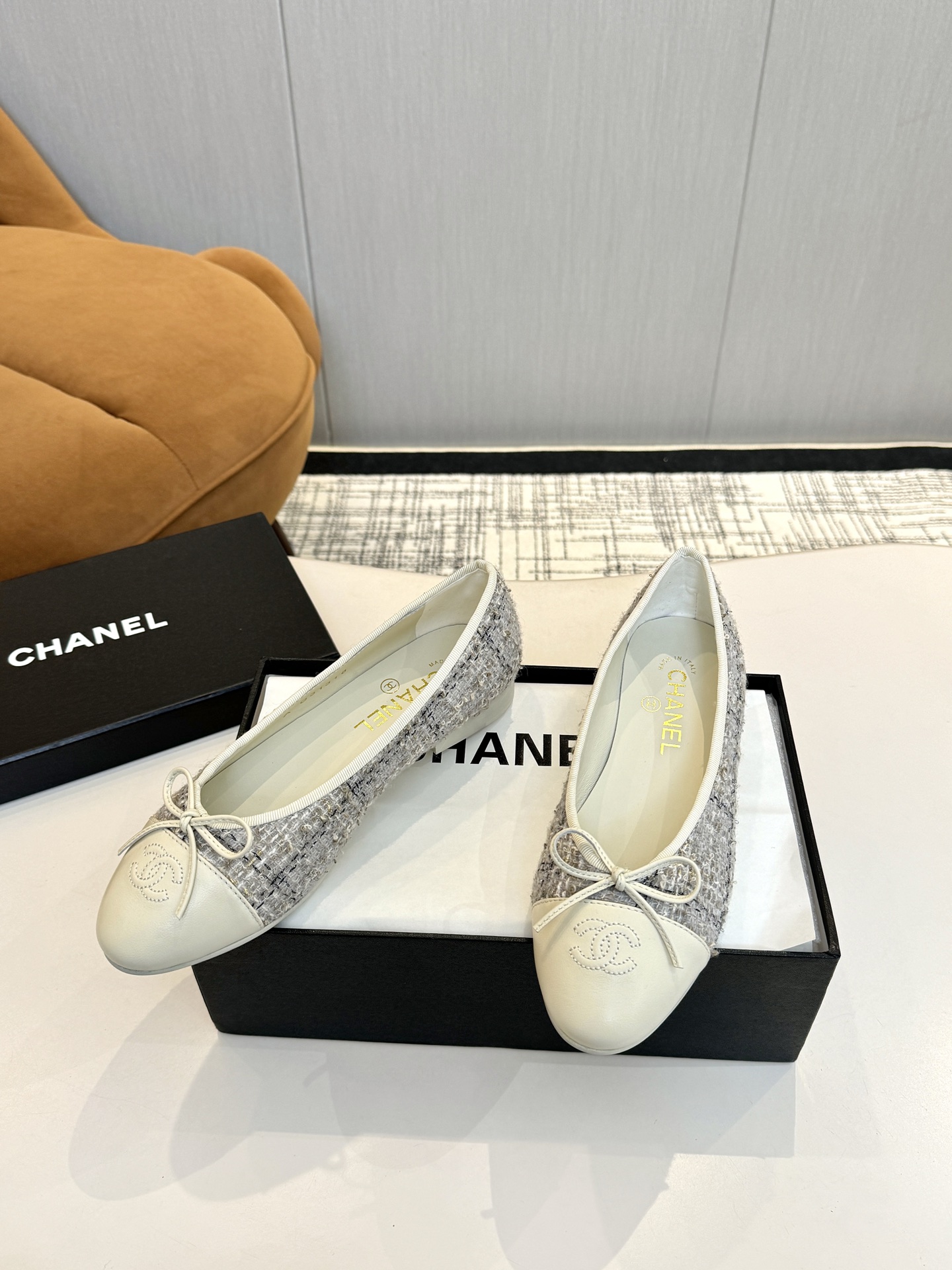NO:559732,Chanel's latest color leather sole... top notch!  [CH***L] Xiaoxiang Wannian classic, versatile series, top series ballet flats, luxury classics that will never fade ~ Material: imported hybrid lambskin/imported wool, soft sheepskin lining, SIZE: 34-43 (34, 35.5 36.5 37.5 38.5 39.5 41, 42 43, customized and non-returnable), single shoes, chanel, flats, sheepskin19860909香奈儿最新色真皮底……顶级！【CH***L】小香万年经典款 百搭系列 顶级系列芭蕾平底鞋 奢华永不退去的经典～材质:进口混种小羊皮/进口毛呢 内里垫脚柔软羊皮 SIZE:34-43（34,35.5 36.5 37.5 38.5 39.5 41,42 43定做不退换）,单鞋,chanel,flats,sheepskin,Women's Shoes
