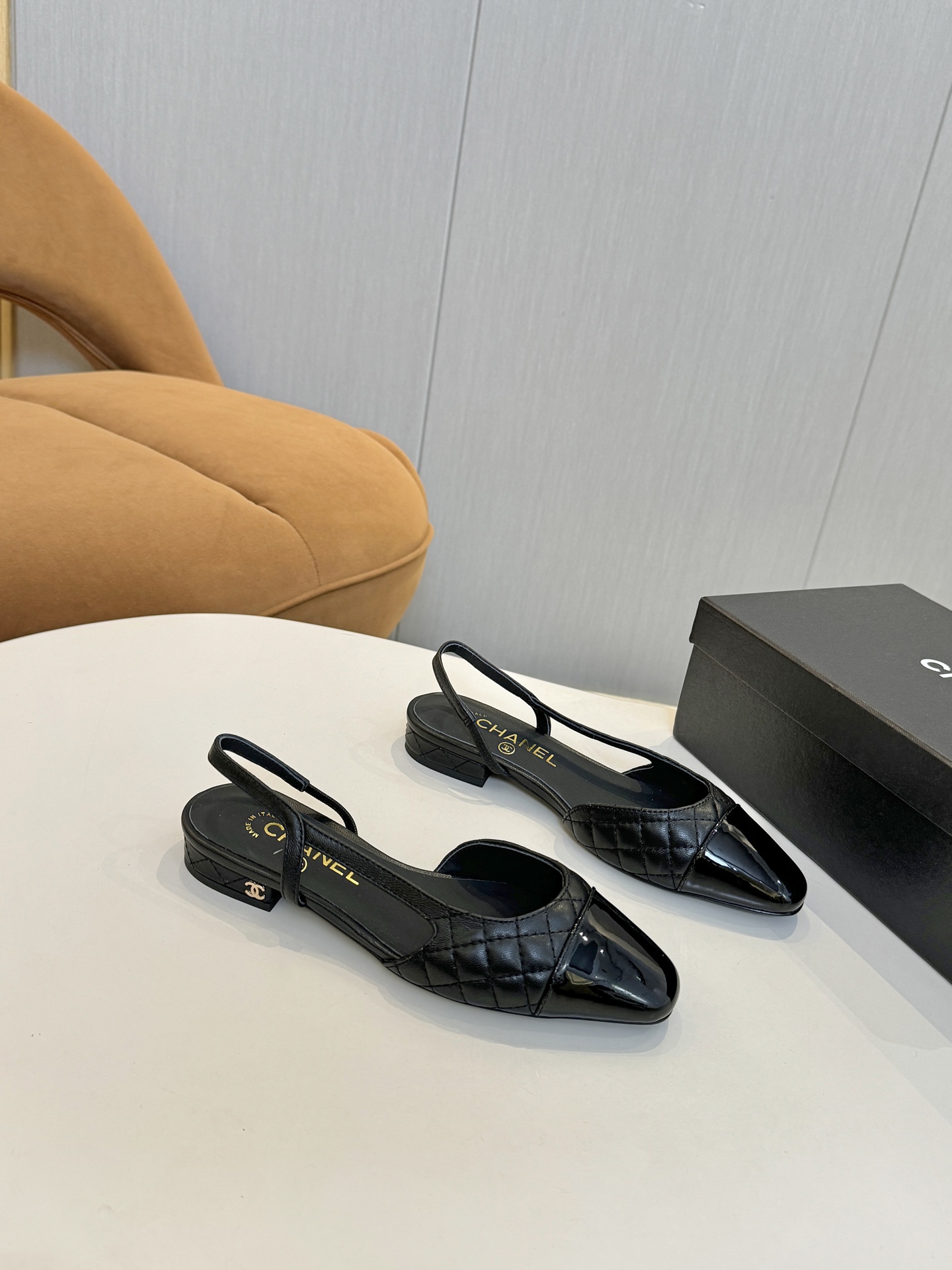 NO:559733,chan*l classic slingback small fragrant sandals!  Single shoes!  As Coco Chanel said, fashion is fleeting but style lasts forever!  This pair of empty-back shoes is a classic among Xiangjia classics!  Two-color matching, simple and exquisite, the universal and evergreen model in the counter will never go out of style!  The counter's original leather, imported sheepskin lining, and Italian imported cow leather soles!  Heel height 1cm 6.5cm 9cm top quality, Size35-40 (34 40 41 42 43 customized), high heels and sandals, chanel, chanel, chanel, sandals, high heels, cowhide, sheepskin19860909chan*l经典slingback小香凉鞋！单鞋！ 就像coco香奈儿女士说的流行稍纵即逝,但风格永存！这双后空鞋就是香家经典中的经典！双色搭配,简约精致,专柜里的万能长青款,永远不过时单品！ 专柜原版皮料,进口羊皮内里,意大利进口牛皮革鞋底！ 跟高1cm 6.5cm 9cm 顶级品质,Size35-40（34 40 41 42 43定做）,高跟鞋凉鞋,chanel,chanel,chanel,sandals,high heels,cowhide,sheepskin,Women's Shoes