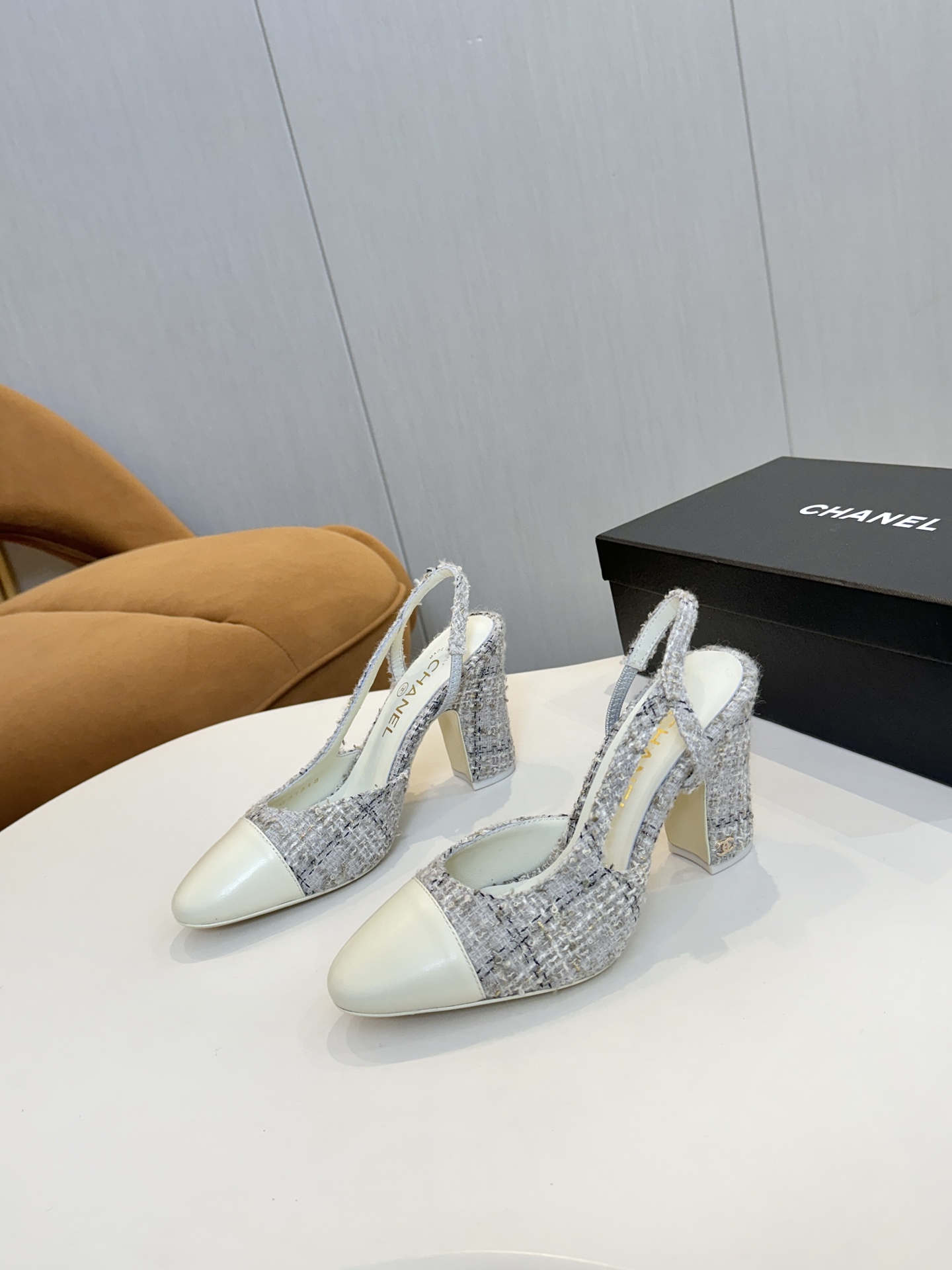 NO:559735,chan*l classic slingback Xiaoxiang. (Ballet flat shoes, flat sandals, 6.5 heels, 9.0 heels) Just like Ms. Coco Chanel said, fashion is fleeting, but style lasts forever!  This pair of empty-back shoes is a classic among Xiangjia classics!  Two-color matching, simple and exquisite, the universal and evergreen model in the counter will never go out of style!  Imported mixed-breed sheepskin material, imported mixed-breed sheep lining, and Italian imported cowhide leather soles!  Top quality, Size35-40 (34 41 42 43 customized), high heels sandals, chanel, chanel, chanel, sandals, high heels, cowhide, sheepskin19860909chan*l经典slingback小香.(芭蕾舞平底单鞋,平底凉鞋,6.5跟,9.0跟) 就像coco香奈儿女士说的流行稍纵即逝,但风格永存！这双后空鞋就是香家经典中的经典！双色搭配,简约精致,专柜里的万能长青款,永远不过时单品！ 进口混种羊羊皮材质 进口混种羊内里,意大利进口牛皮鞋底！ 顶级品质,Size35-40（34 41 42 43定做）,高跟鞋凉鞋,chanel,chanel,chanel,sandals,high heels,cowhide,sheepskin,Women's Shoes