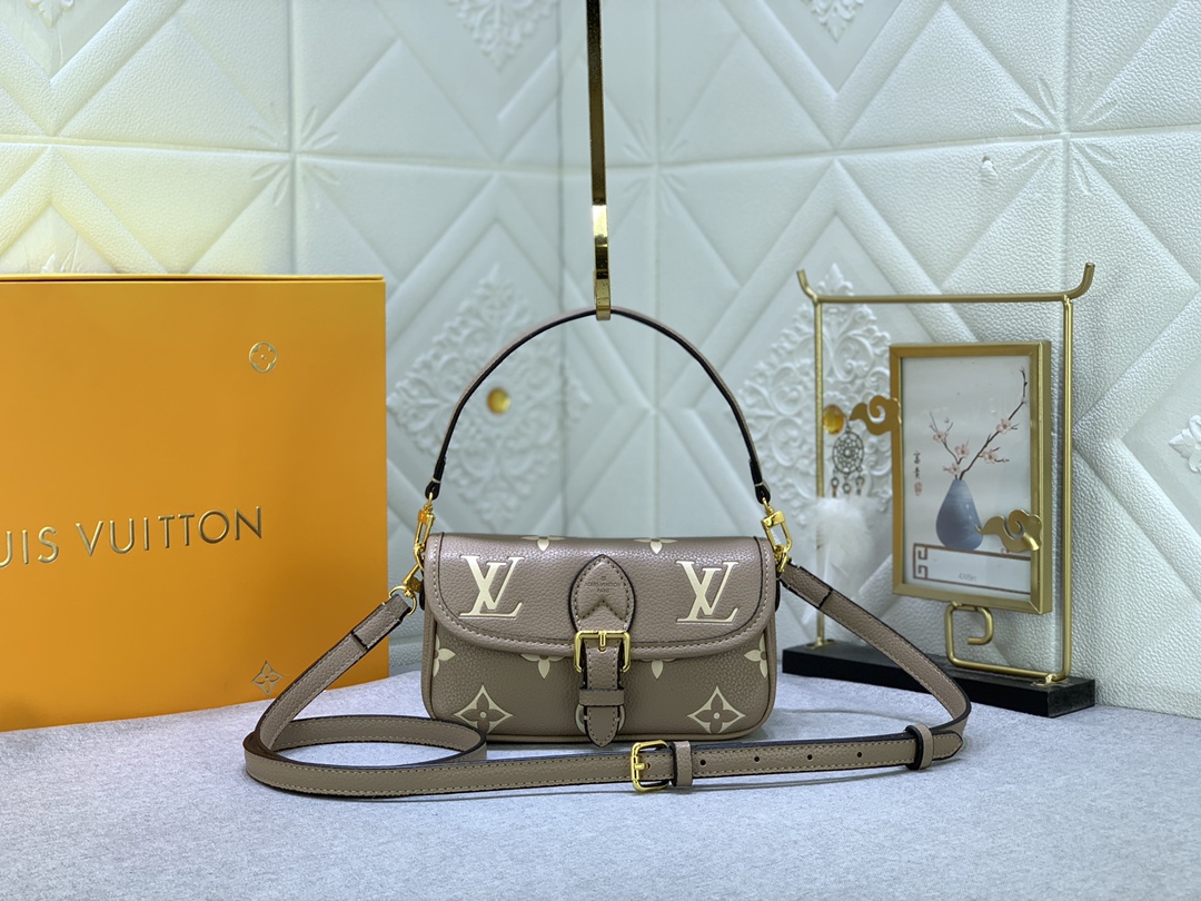 Louis Vuitton LV Diane Sacs À Main Sacs À Bandoulière & À Épaule Empreinte​ Fashion Baguette longue M83566