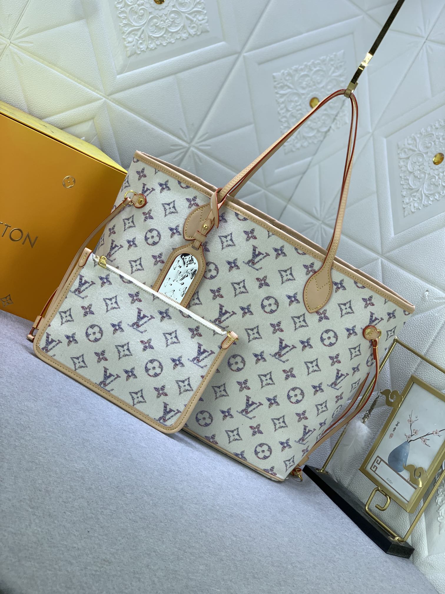 M24905 M40995 Neverfull MM 手袋 这个宽敞的Neverfull MM是航海胶囊的一部分