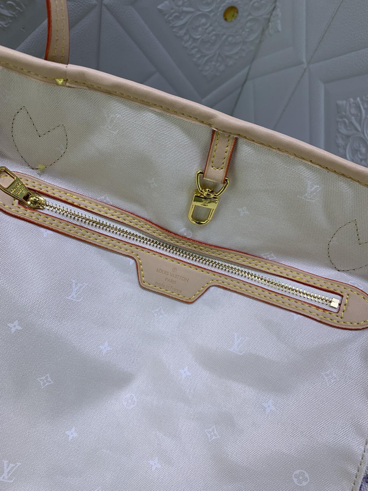 M24905 M40995 Neverfull MM 手袋 这个宽敞的Neverfull MM是航海胶囊的一部分