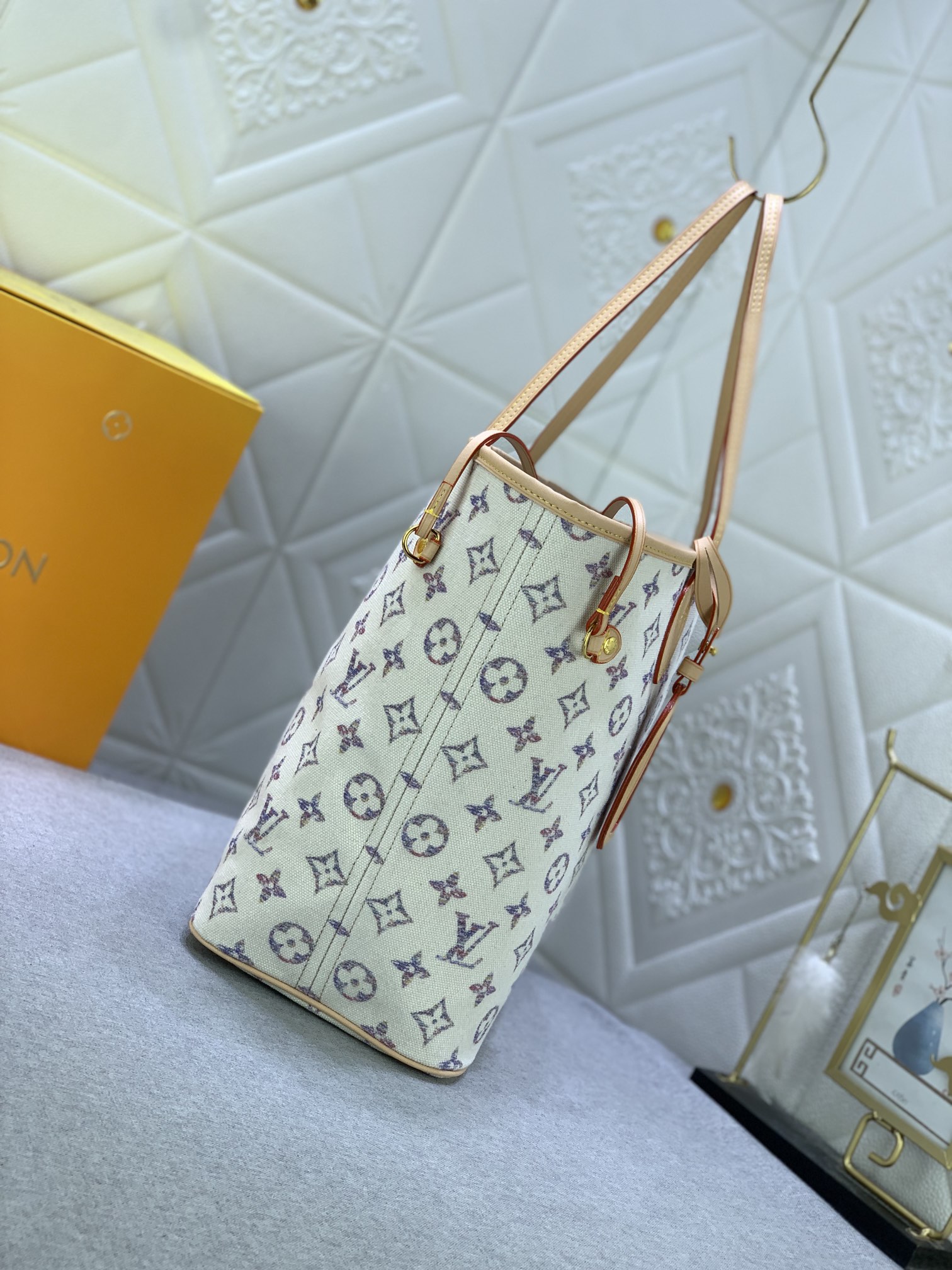 M24905 M40995 Neverfull MM 手袋 这个宽敞的Neverfull MM是航海胶囊的一部分