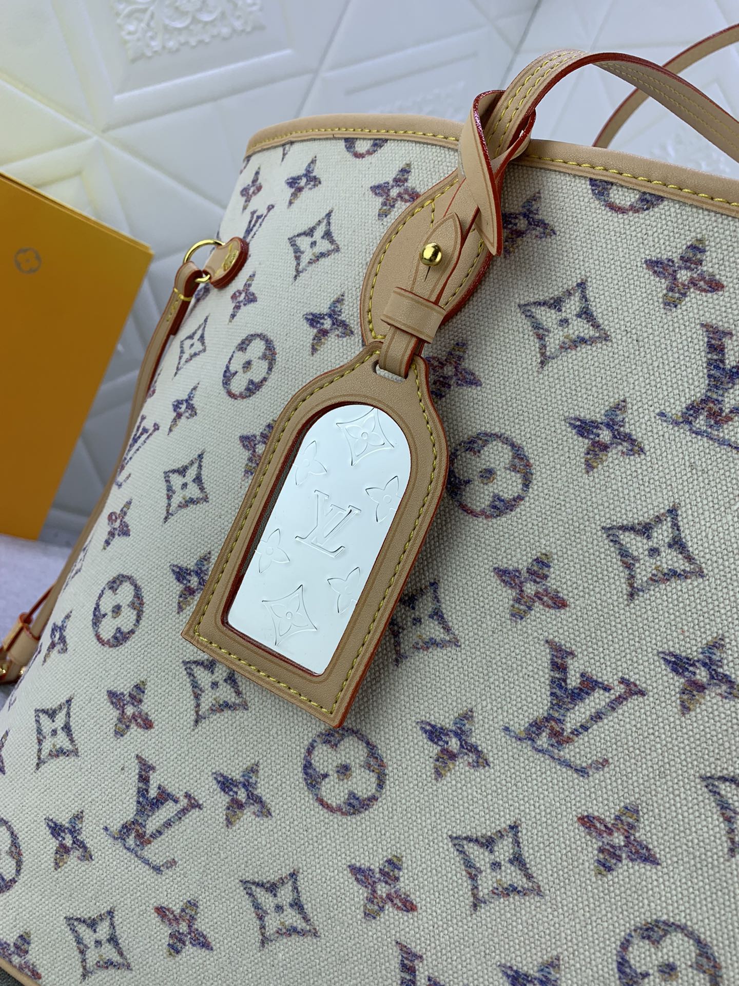 M24905 M40995 Neverfull MM 手袋 这个宽敞的Neverfull MM是航海胶囊的一部分