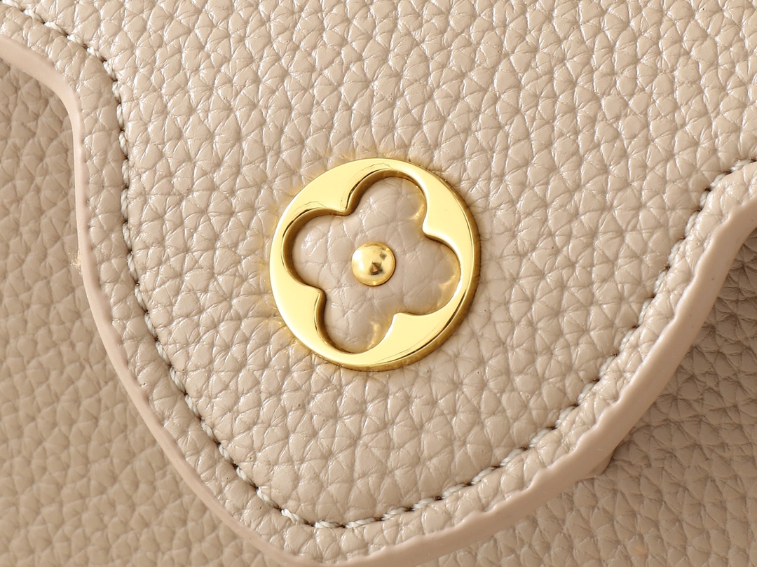 💰180💰广州货 升级原版 M59709 本款 Capucines BB 手袋以 Taurillon 皮革宣示摩登气场，其皮革编织链条可随心取下或调节，令肩背和斜挎自如切换。翻盖内收可呈现经典字母。尺寸：21.0 x 14.0 x 8.0 厘米 (长 x 高 x 宽)