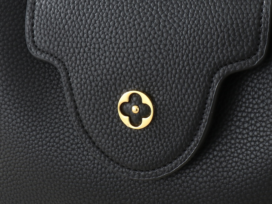 💰190💰广州货 升级原版 M59709 本款 Capucines BB 手袋以 Taurillon 皮革宣示摩登气场，其皮革编织链条可随心取下或调节，令肩背和斜挎自如切换。翻盖内收可呈现经典字母。尺寸：27.0 x 18.0 x 9.0 厘米 (长 x 高 x 宽)