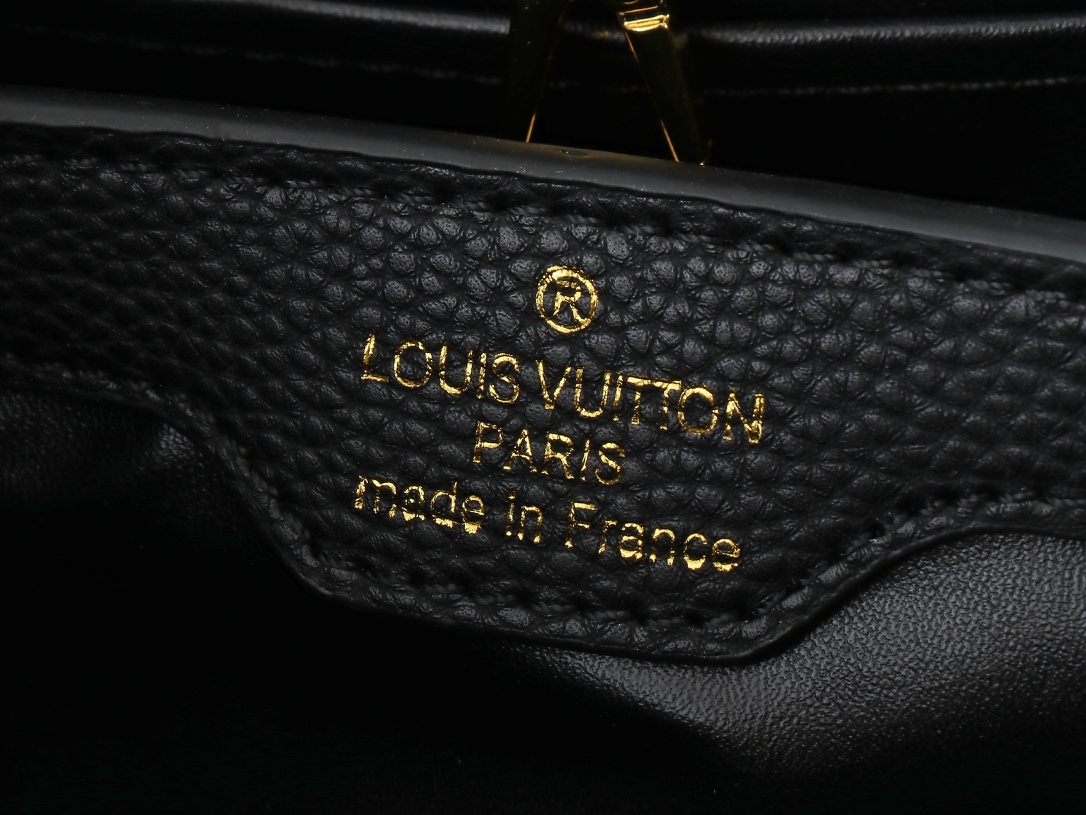 💰190💰广州货 升级原版 M59709 本款 Capucines BB 手袋以 Taurillon 皮革宣示摩登气场，其皮革编织链条可随心取下或调节，令肩背和斜挎自如切换。翻盖内收可呈现经典字母。尺寸：27.0 x 18.0 x 9.0 厘米 (长 x 高 x 宽)