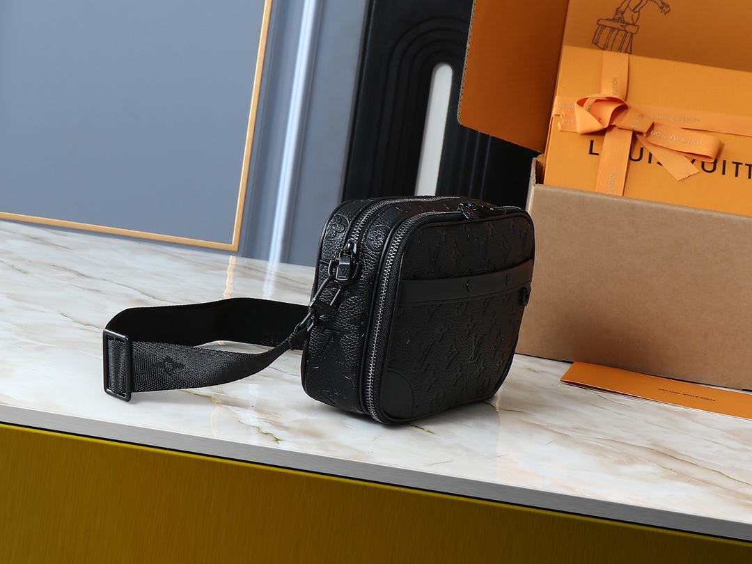 Louis Vuitton Camera bag Black crossbody