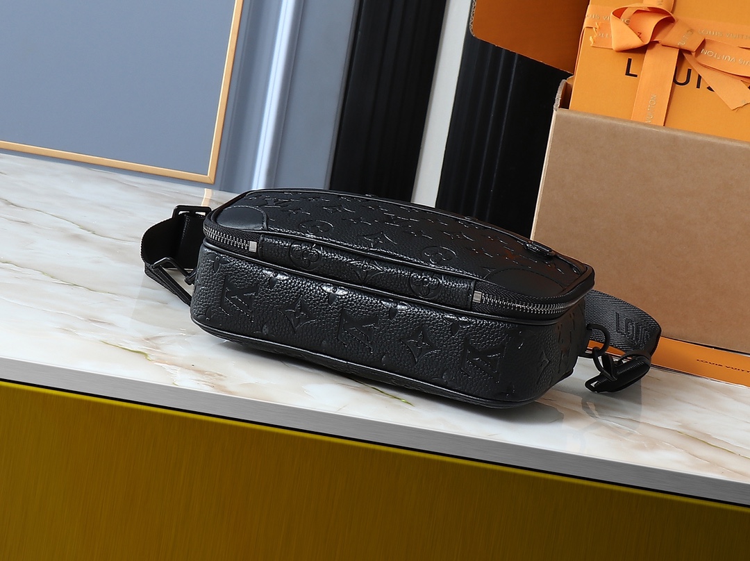Louis Vuitton Camera bag Black crossbody