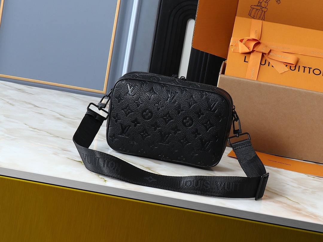 Louis Vuitton Camera bag Black crossbody