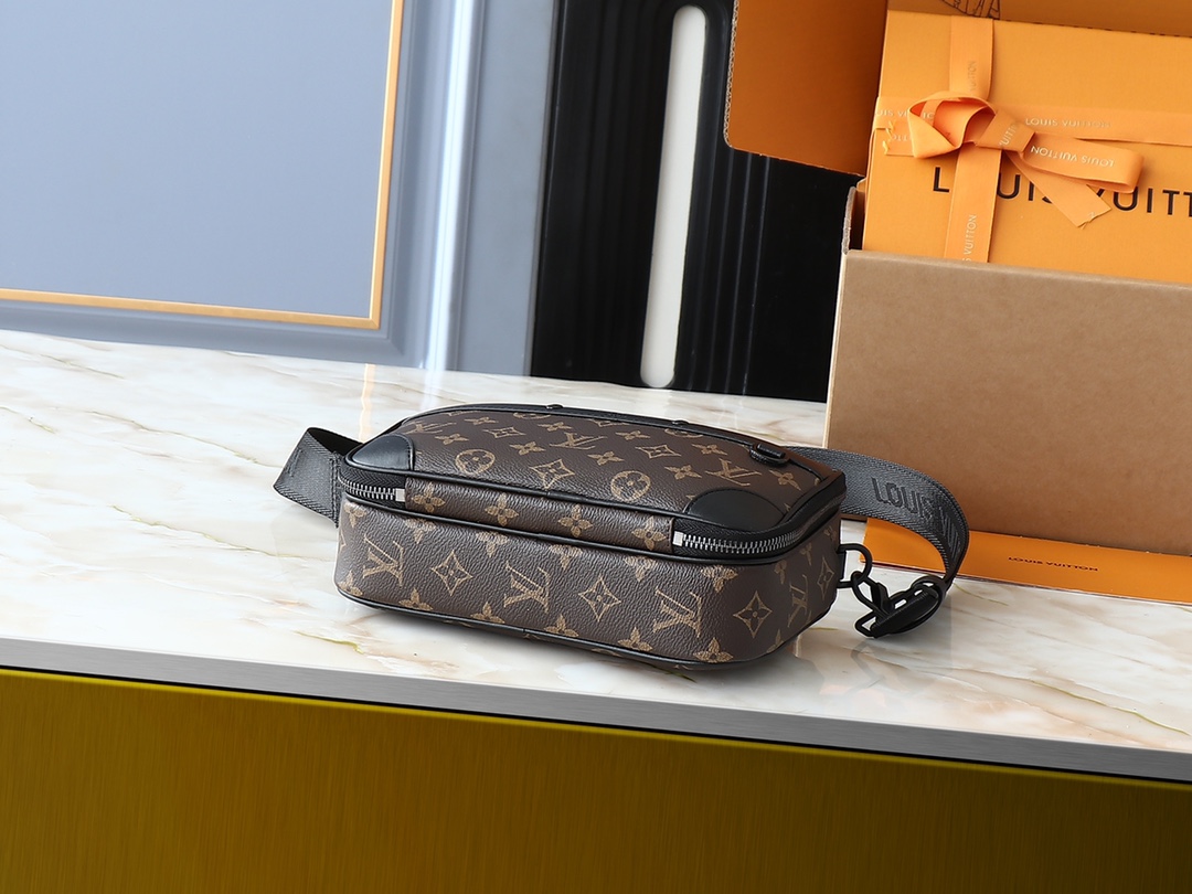 Louis Vuitton Camera bag Monogram Brown/Black crossbody