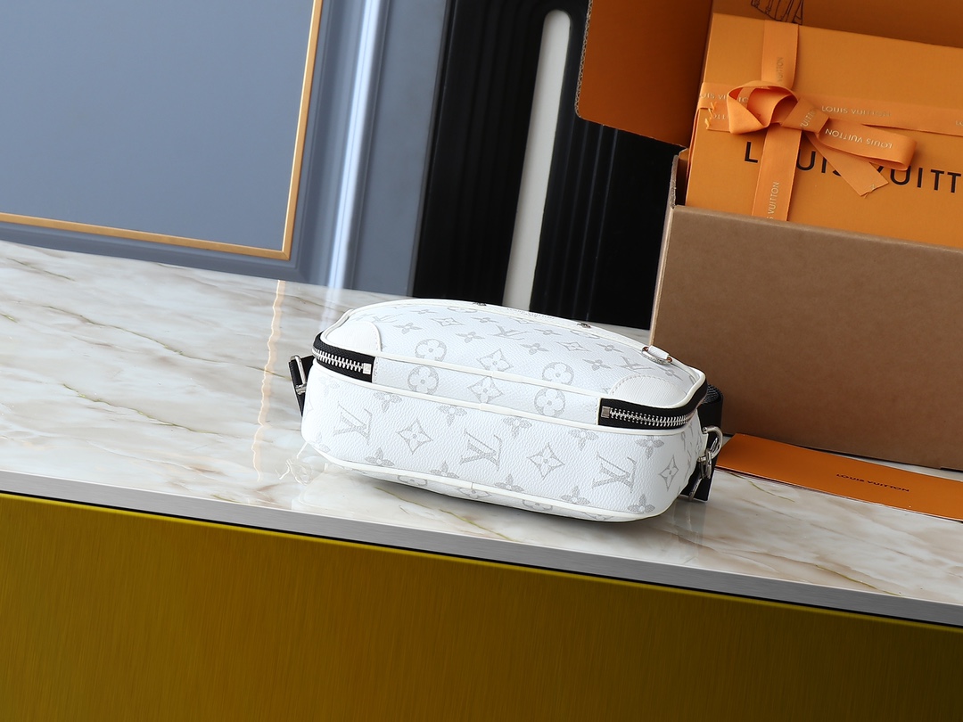 Louis Vuitton Camera bag White Monogram crossbody