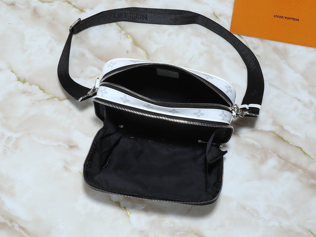 Louis Vuitton Camera bag White Monogram crossbody