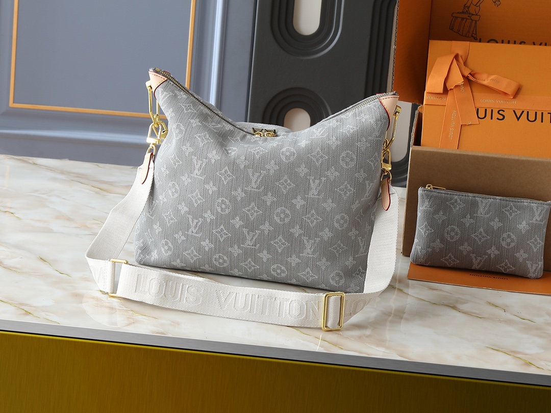 💰130💰升级原版 M13390 M12072 M12068 M12071 本款Coussin Hobo MM手袋庆祝品牌标志性Monogram Denim图案的回归，最初于2005年推出。采用有机棉制成，它由黑色和白色纱线编织而成，已经褪色，以创造复古的外观。宽敞，它装饰有浅金色的金属表面，并包括一个带滑动锁的可拆卸口袋，可安全地存放小物品。此型号可以交叉穿戴，在肩膀或手上。尺寸:38 x 33 x 10厘米
（长x高x宽)