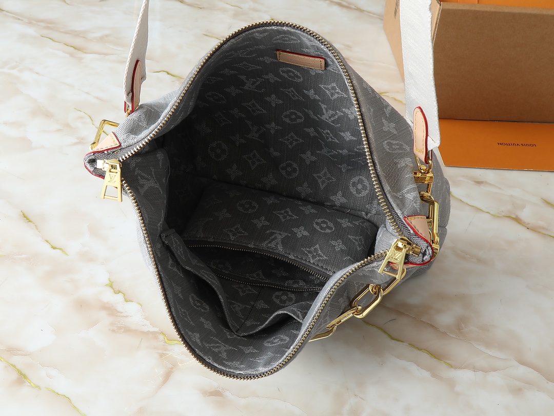💰130💰升级原版 M13390 M12072 M12068 M12071 本款Coussin Hobo MM手袋庆祝品牌标志性Monogram Denim图案的回归，最初于2005年推出。采用有机棉制成，它由黑色和白色纱线编织而成，已经褪色，以创造复古的外观。宽敞，它装饰有浅金色的金属表面，并包括一个带滑动锁的可拆卸口袋，可安全地存放小物品。此型号可以交叉穿戴，在肩膀或手上。尺寸:38 x 33 x 10厘米
（长x高x宽)