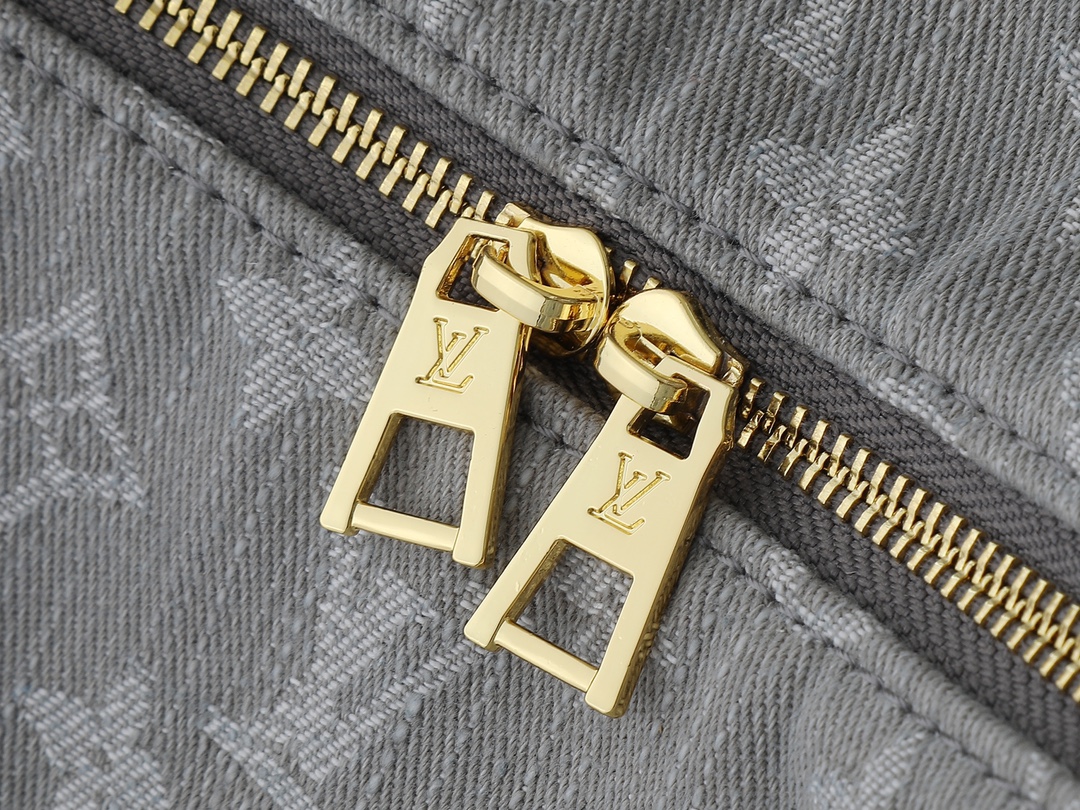 💰130💰升级原版 M13390 M12072 M12068 M12071 本款Coussin Hobo MM手袋庆祝品牌标志性Monogram Denim图案的回归，最初于2005年推出。采用有机棉制成，它由黑色和白色纱线编织而成，已经褪色，以创造复古的外观。宽敞，它装饰有浅金色的金属表面，并包括一个带滑动锁的可拆卸口袋，可安全地存放小物品。此型号可以交叉穿戴，在肩膀或手上。尺寸:38 x 33 x 10厘米
（长x高x宽)
