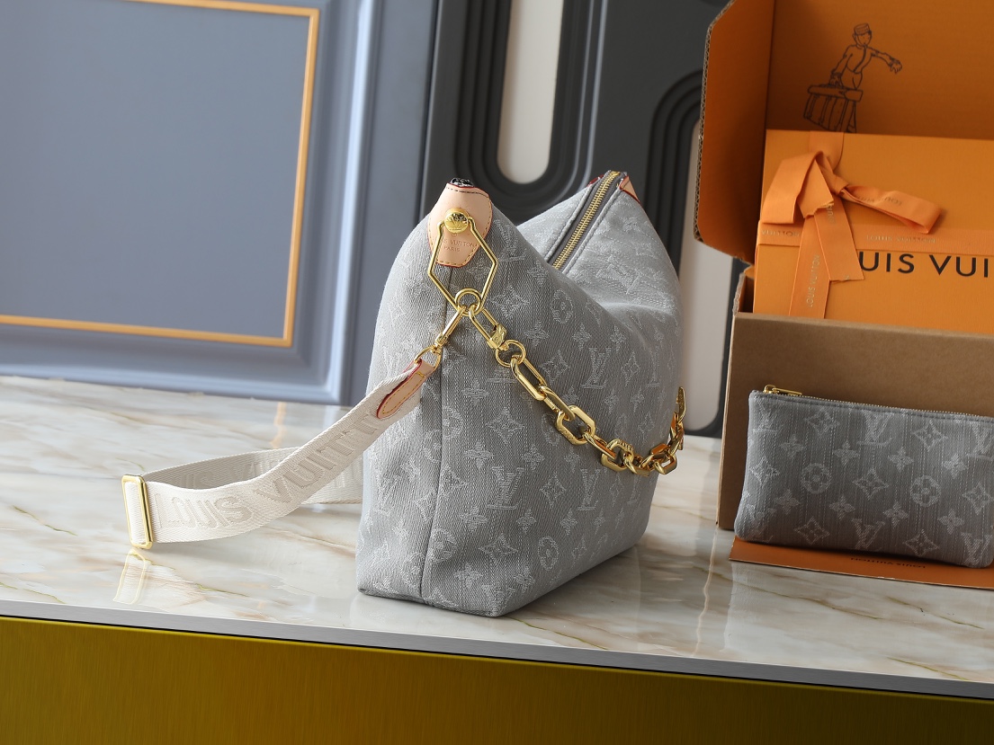 💰130💰升级原版 M13390 M12072 M12068 M12071 本款Coussin Hobo MM手袋庆祝品牌标志性Monogram Denim图案的回归，最初于2005年推出。采用有机棉制成，它由黑色和白色纱线编织而成，已经褪色，以创造复古的外观。宽敞，它装饰有浅金色的金属表面，并包括一个带滑动锁的可拆卸口袋，可安全地存放小物品。此型号可以交叉穿戴，在肩膀或手上。尺寸:38 x 33 x 10厘米
（长x高x宽)
