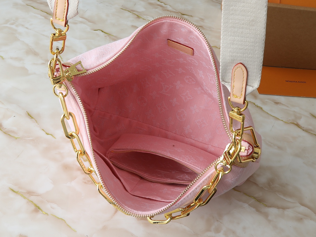 💰130💰升级原版 M13390 M12072 M12068 M12071 本款Coussin Hobo MM手袋庆祝品牌标志性Monogram Denim图案的回归，最初于2005年推出。采用有机棉制成，它由黑色和白色纱线编织而成，已经褪色，以创造复古的外观。宽敞，它装饰有浅金色的金属表面，并包括一个带滑动锁的可拆卸口袋，可安全地存放小物品。此型号可以交叉穿戴，在肩膀或手上。尺寸:38 x 33 x 10厘米
（长x高x宽)