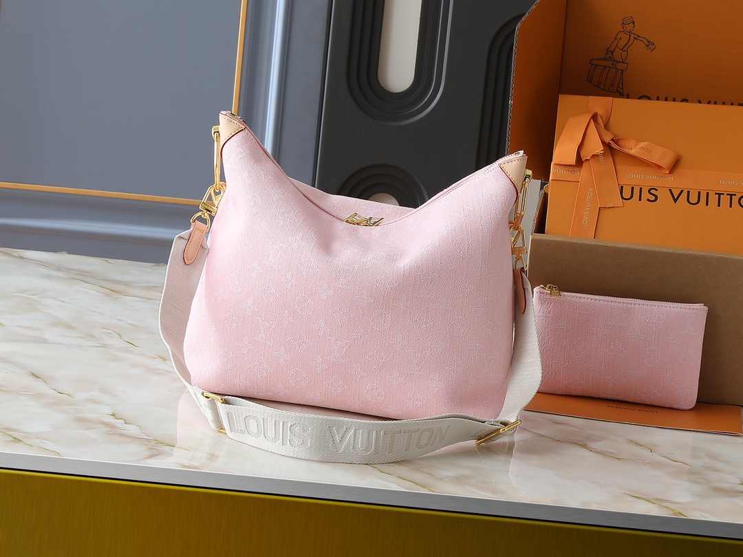 💰130💰升级原版 M13390 M12072 M12068 M12071 本款Coussin Hobo MM手袋庆祝品牌标志性Monogram Denim图案的回归，最初于2005年推出。采用有机棉制成，它由黑色和白色纱线编织而成，已经褪色，以创造复古的外观。宽敞，它装饰有浅金色的金属表面，并包括一个带滑动锁的可拆卸口袋，可安全地存放小物品。此型号可以交叉穿戴，在肩膀或手上。尺寸:38 x 33 x 10厘米
（长x高x宽)