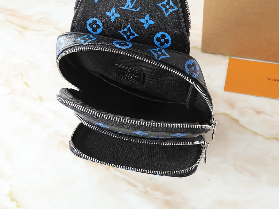 💰120💰升级原版 M13963 M47137 M11703 本款Avenue 小号单肩包选用 Monogram Eclipse 涂层帆布，以精巧构型探索斜挎出行的潮流意趣。主隔层内袋确保稳妥收纳，拉链外袋方便取放常用物品。肩带与手袋衔接处设有三角形拉链袋。16 x 33 x 5.7厘米(长度 x 高 x 宽)