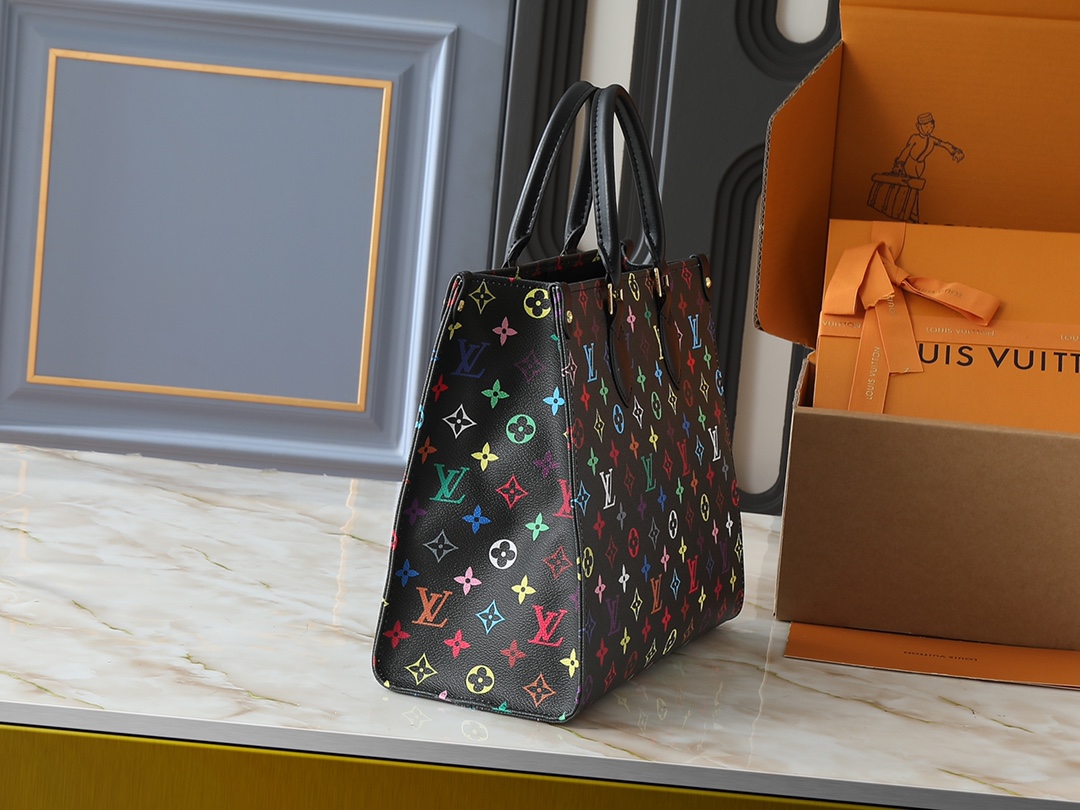💰130💰升级原版 🔥新款🔥M45039 M45321 M44571 本款Onthego 中号手袋将经典 Monogram 帆布与 Monogram Reverse 帆布分饰两侧，迥异风尚随心呈现。Toron 双手柄与肩带实现多种背携方式。尺寸：34.0 x 26.0 x 13.0 cm (长 x 高 x 宽)