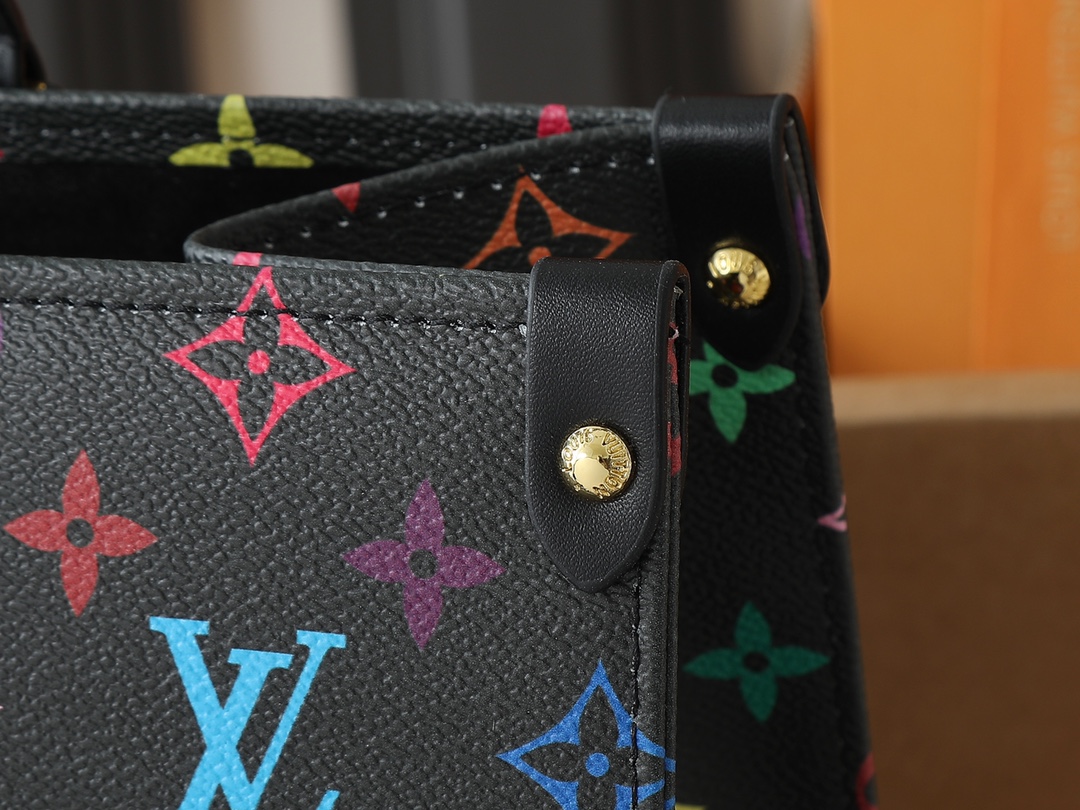 💰130💰升级原版 🔥新款🔥M45039 M45321 M44571 本款Onthego 中号手袋将经典 Monogram 帆布与 Monogram Reverse 帆布分饰两侧，迥异风尚随心呈现。Toron 双手柄与肩带实现多种背携方式。尺寸：34.0 x 26.0 x 13.0 cm (长 x 高 x 宽)