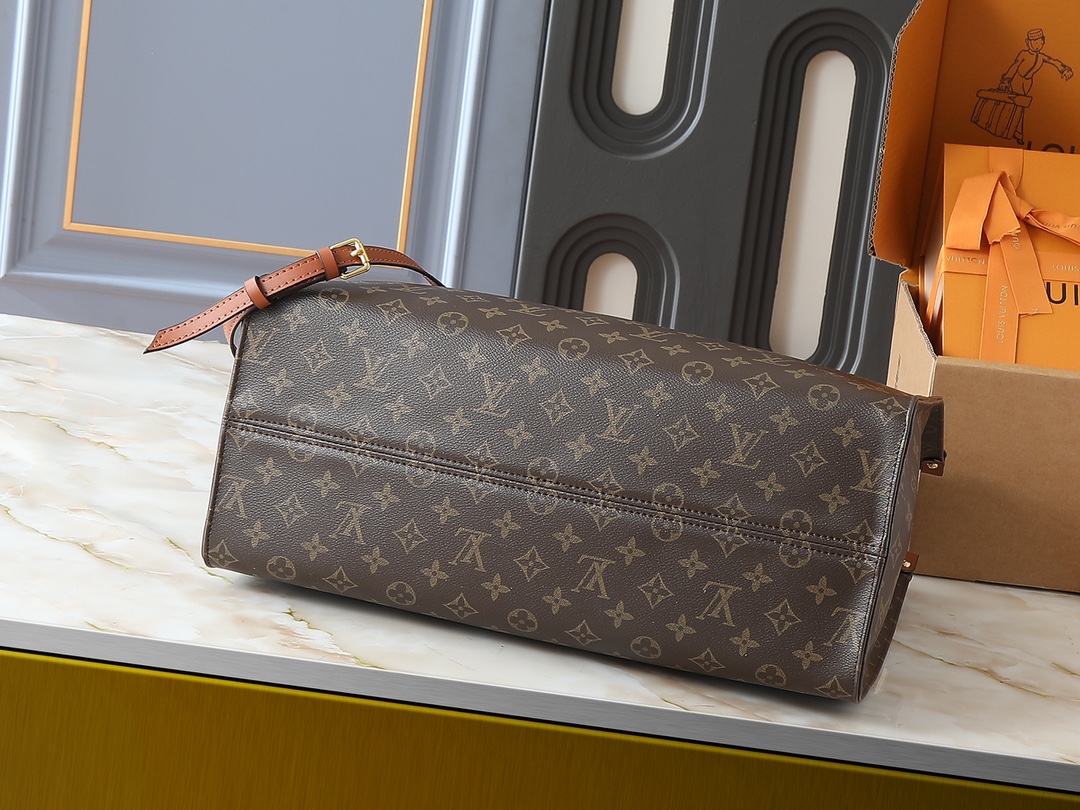 💰130💰升级原版 M14235 M44576 M45320 M44571 本款 Organizer 手袋出自 OnTheGo 系列，为 Monogram 帆布搭配皮革手柄和名牌。宽敞内里可容纳笔记本电脑和记事本，多重口袋实现有序收纳，成就都市生活良伴。尺寸:41.0 x 34.0 x 19.0 厘米 (长 x 高 x 宽)