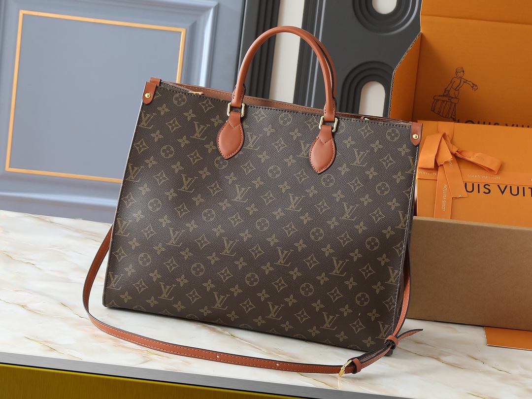 💰130💰升级原版 M14235 M44576 M45320 M44571 本款 Organizer 手袋出自 OnTheGo 系列，为 Monogram 帆布搭配皮革手柄和名牌。宽敞内里可容纳笔记本电脑和记事本，多重口袋实现有序收纳，成就都市生活良伴。尺寸:41.0 x 34.0 x 19.0 厘米 (长 x 高 x 宽)